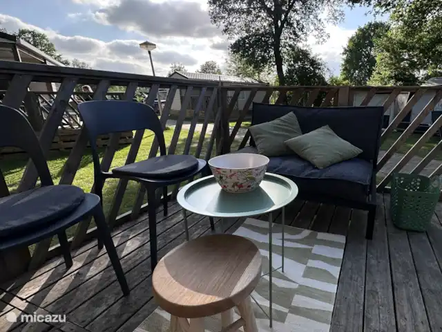 Location de Vacances Pays-Bas, Overijssel, Lattrop, chalet - Chalet attrayant pour toute la famille Impression de la terrasse et une vue sur le champ vert devant le chalet.