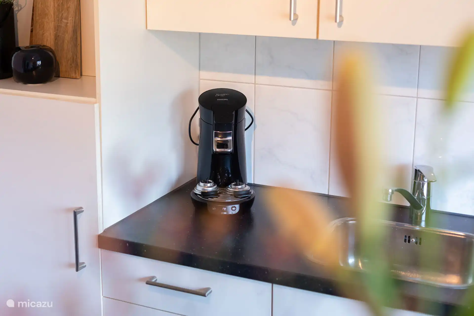 In der Küche gibt es sowohl einen Senseo als auch eine Kaffeemaschine 