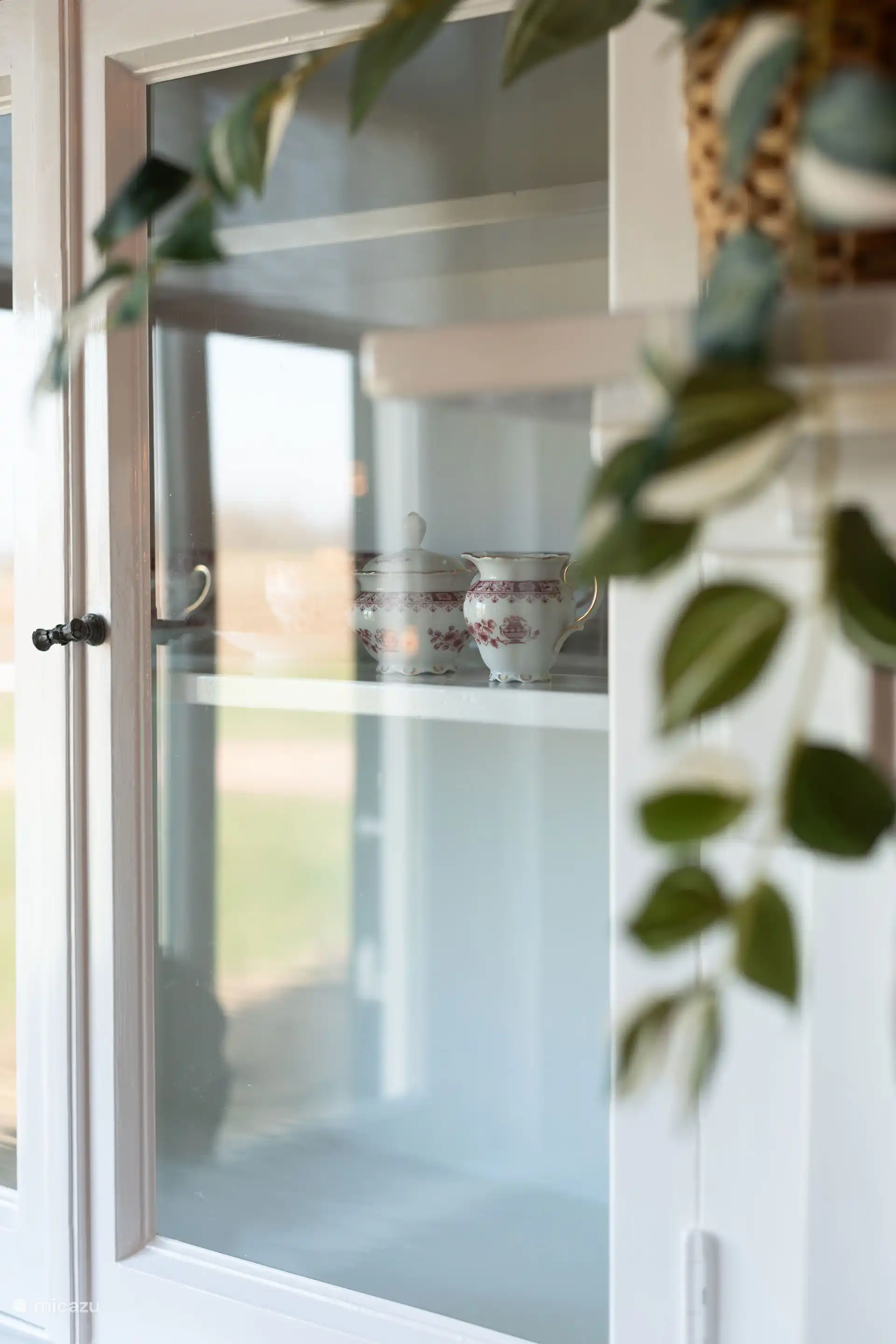 Der Porzellanschrank ist Teil des Kamins, in dem Sie die Antike des Hauses finden.