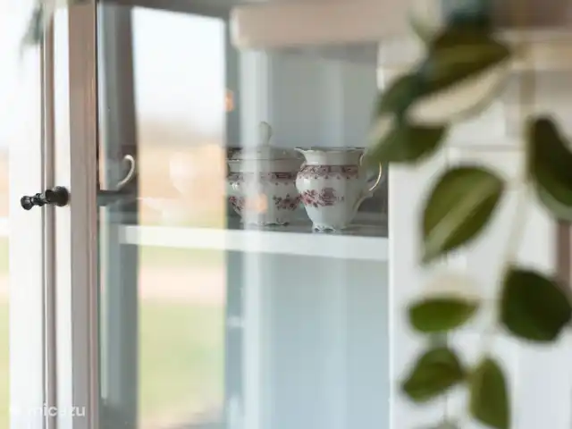 Maison de vacances 't Loo | Pays-Bas, Gueldre, Aalten - maison de vacances Le vaisselier fait partie de la cheminée, où vous retrouverez l’antiquité de la maison.