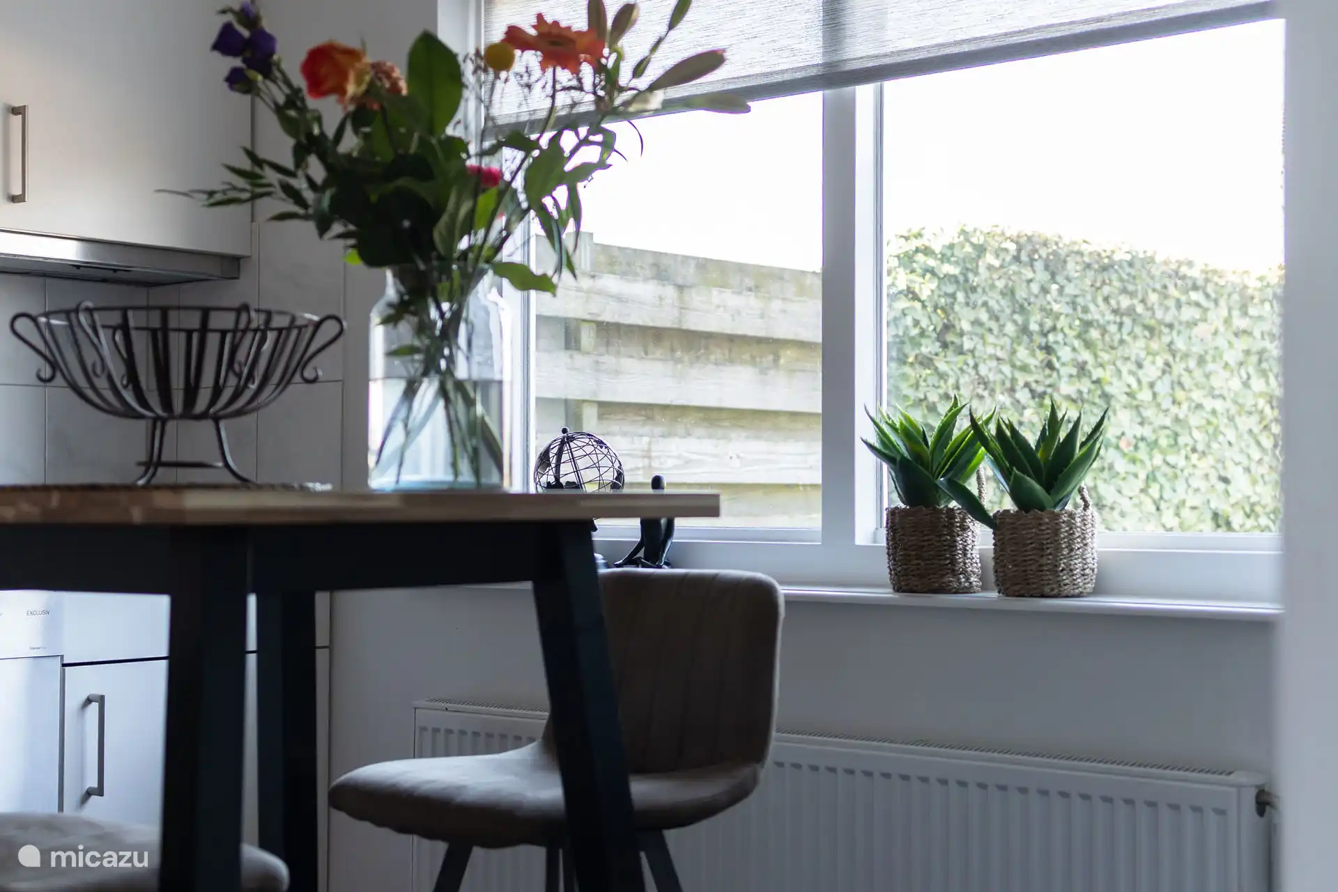 Die Küche ist mit einem kleinen Tisch ausgestattet.