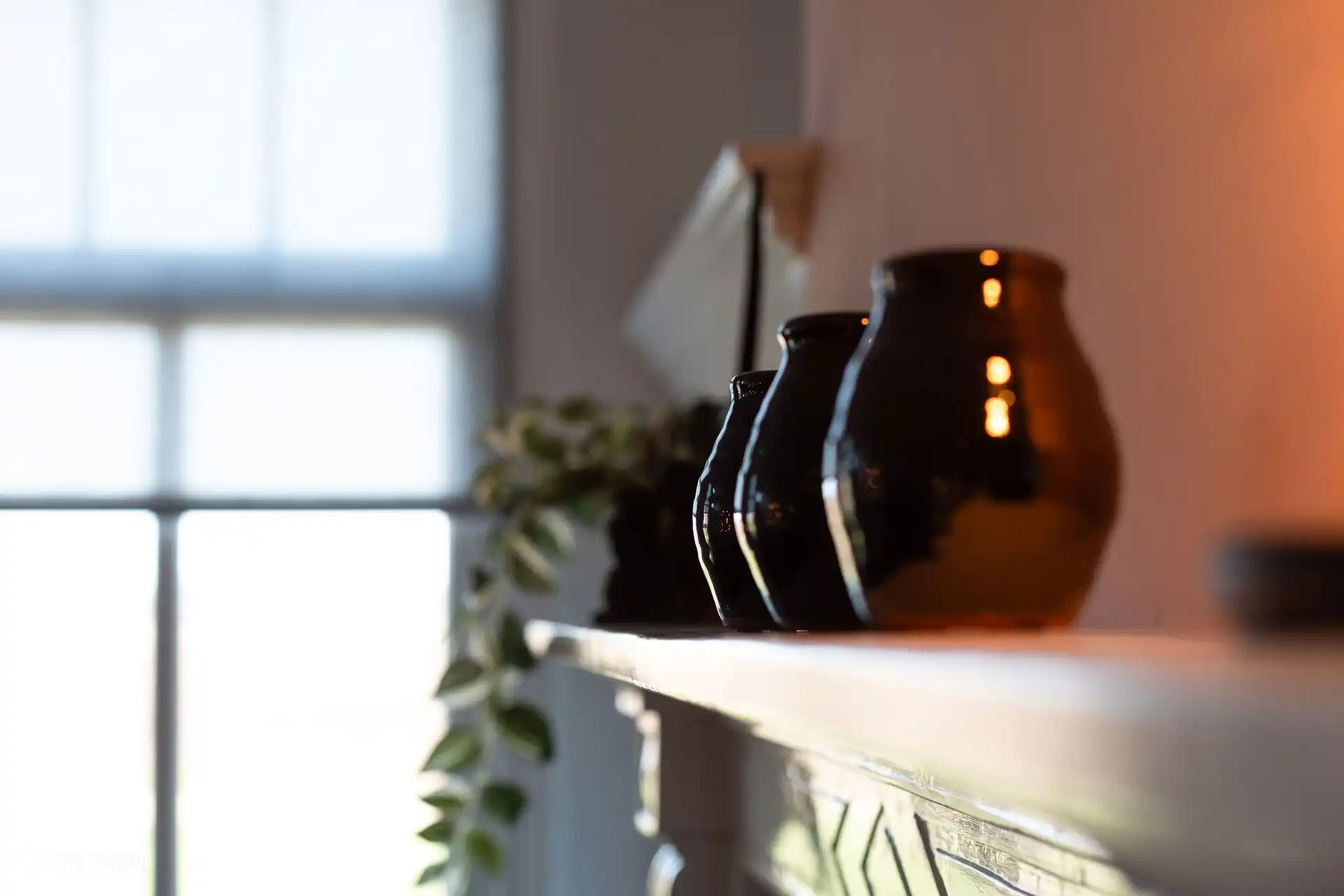 Im Wohnzimmer befindet sich ein altmodischer Kamin.