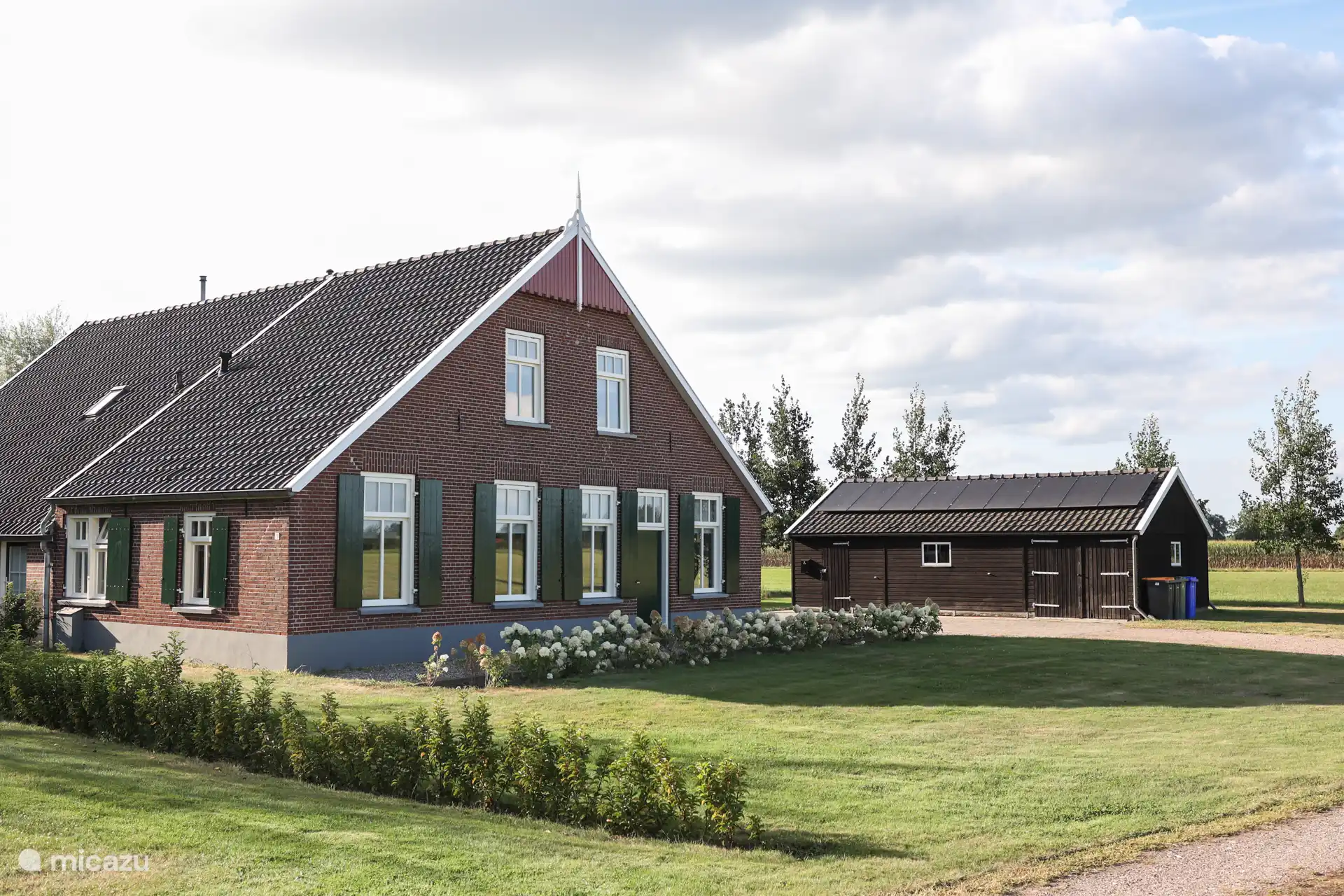 Blick auf das Ferienhaus 't Loo mit Garten