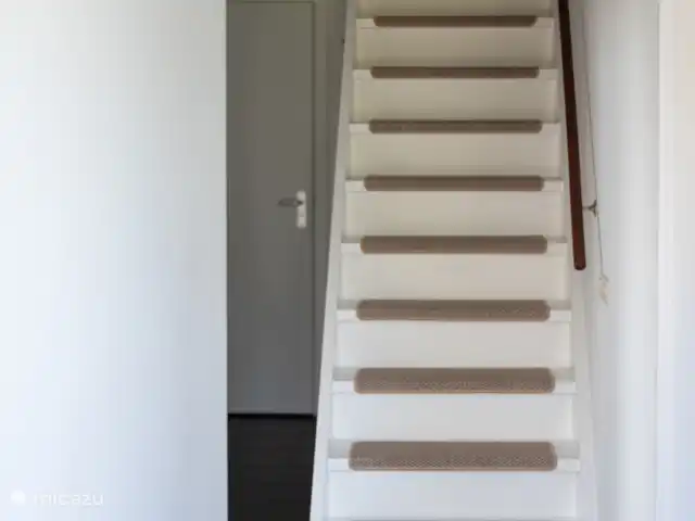 Maison de vacances 't Loo | Pays-Bas, Gueldre, Aalten - maison de vacances couloir avec escalier menant à l’étage supérieur