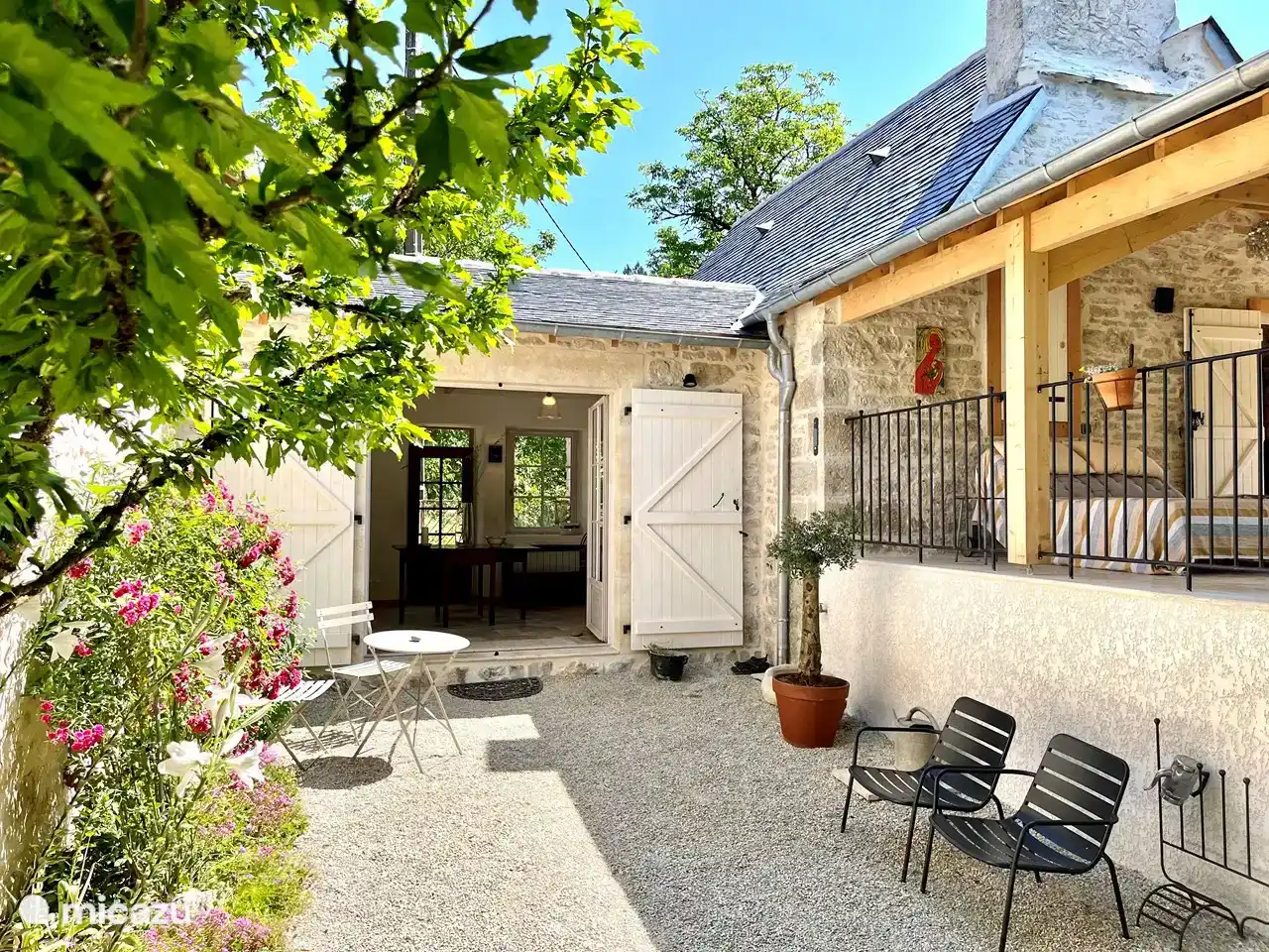 The hall seen from the garden side. On the right the terrace near the living room/kitchen.