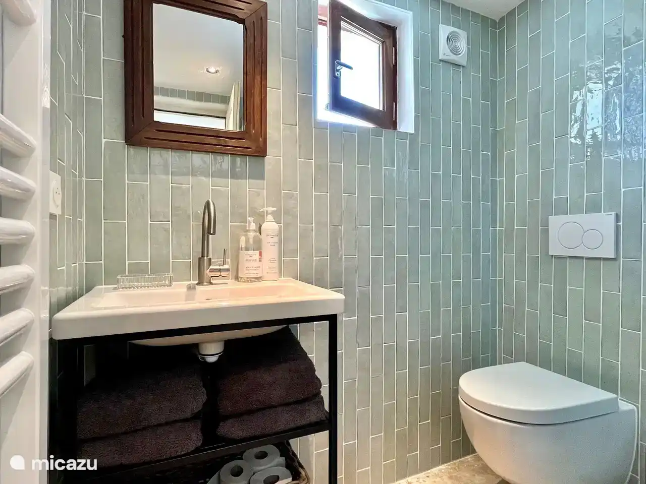 The bathroom of the studio, which is located under the terrace near the living room/kitchen. The studio offers extra privacy and has its own entrance.