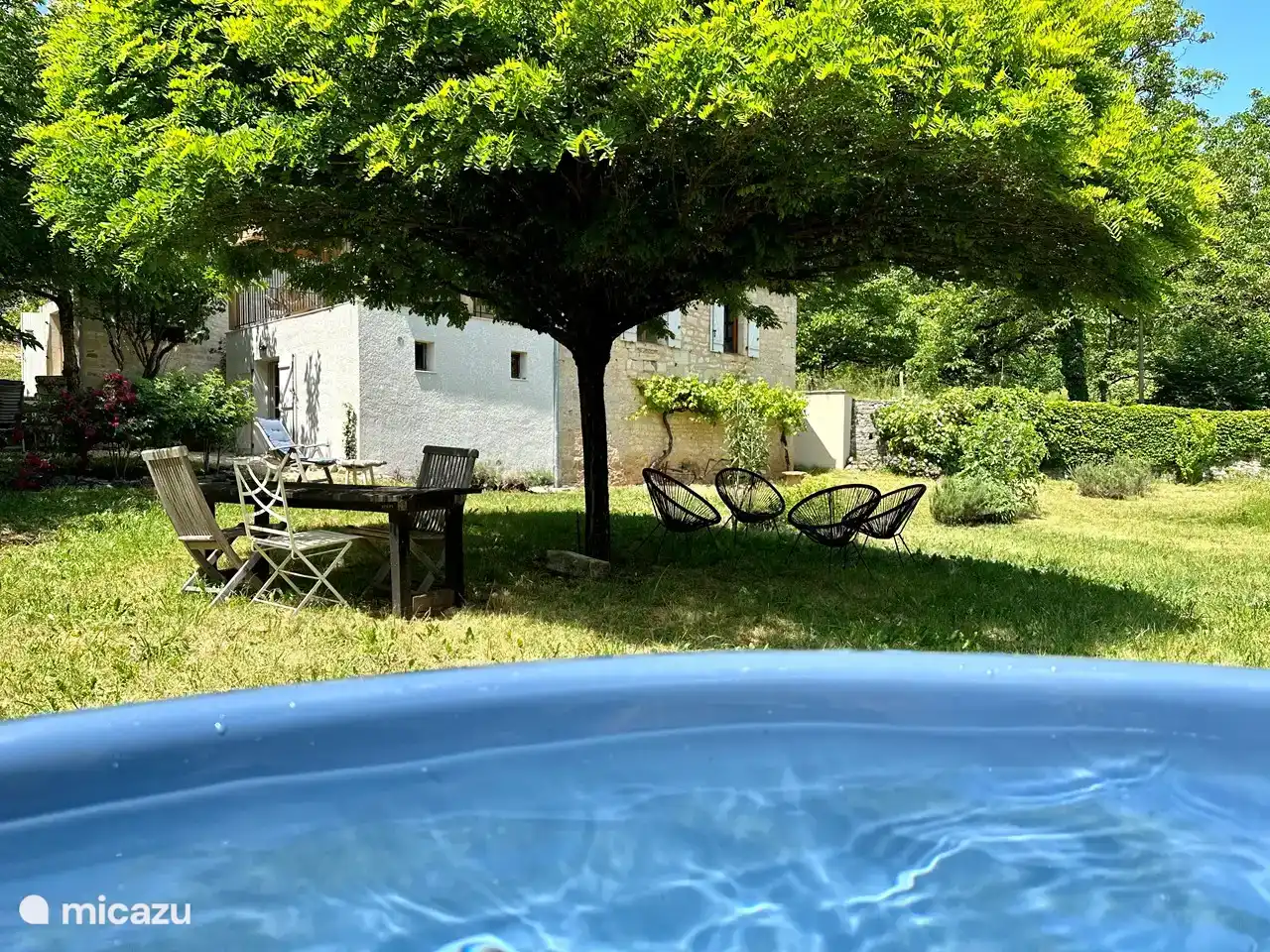 The garden is 3500 m2 in size and the Dutchtub is ideal for cooling off in the summer months when no open fire is allowed. In the colder months it is wonderful to burn with wood.