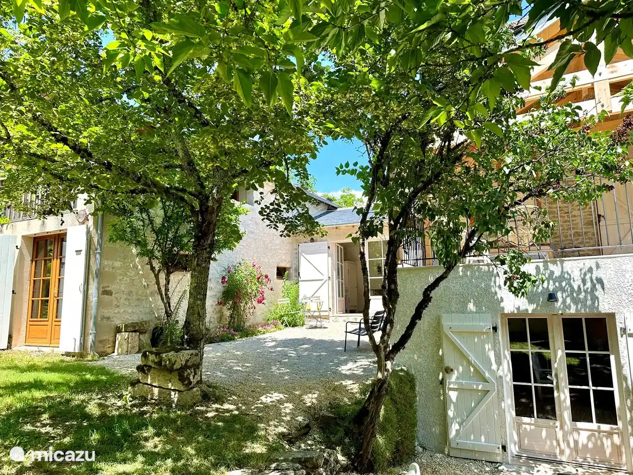 To the left the garden room with above it the terrace with outdoor bed. In the middle the hall. And on the right the terrace near the living room/kitchen with the studio underneath.