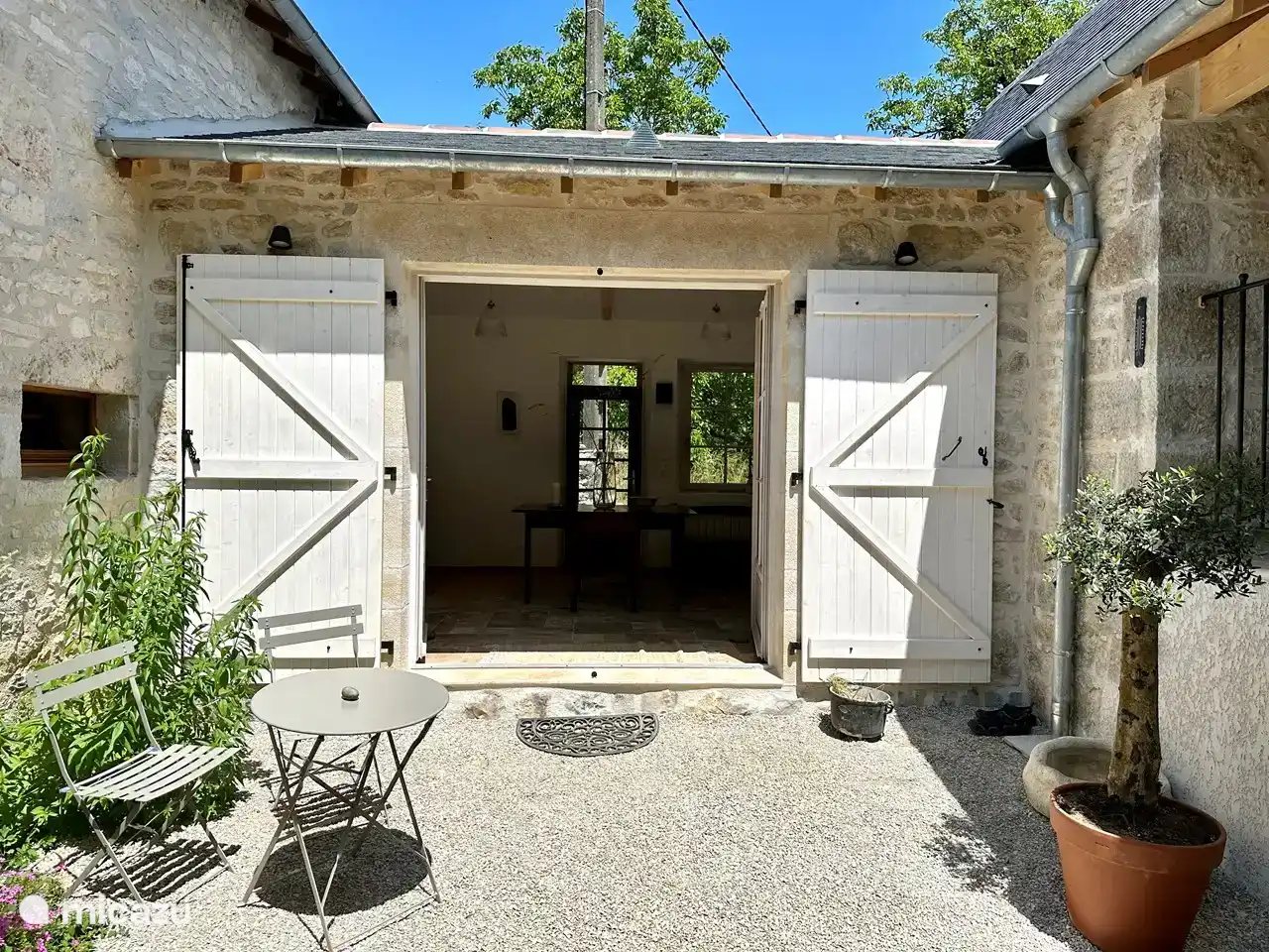 The ideal place for an espresso or cappuccino, with an outside tap with water bowl on the right.