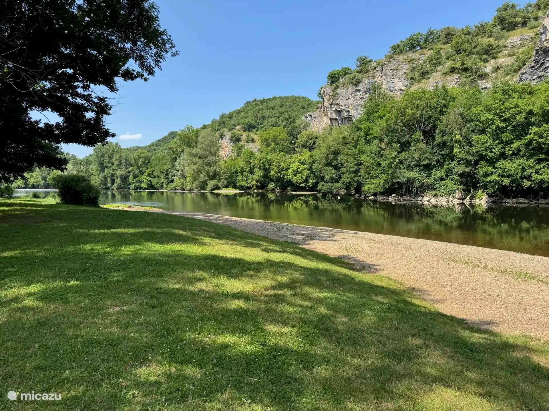Nice swimming area in the Dordogne with sunny AND shady beaches.
