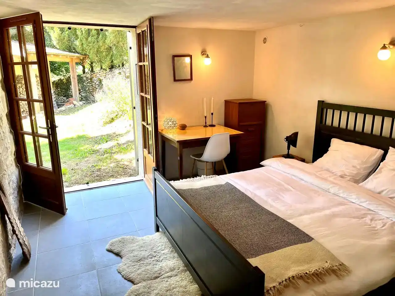 The quiet garden room in the old barn, with double bed, large closet and patio doors to the garden.