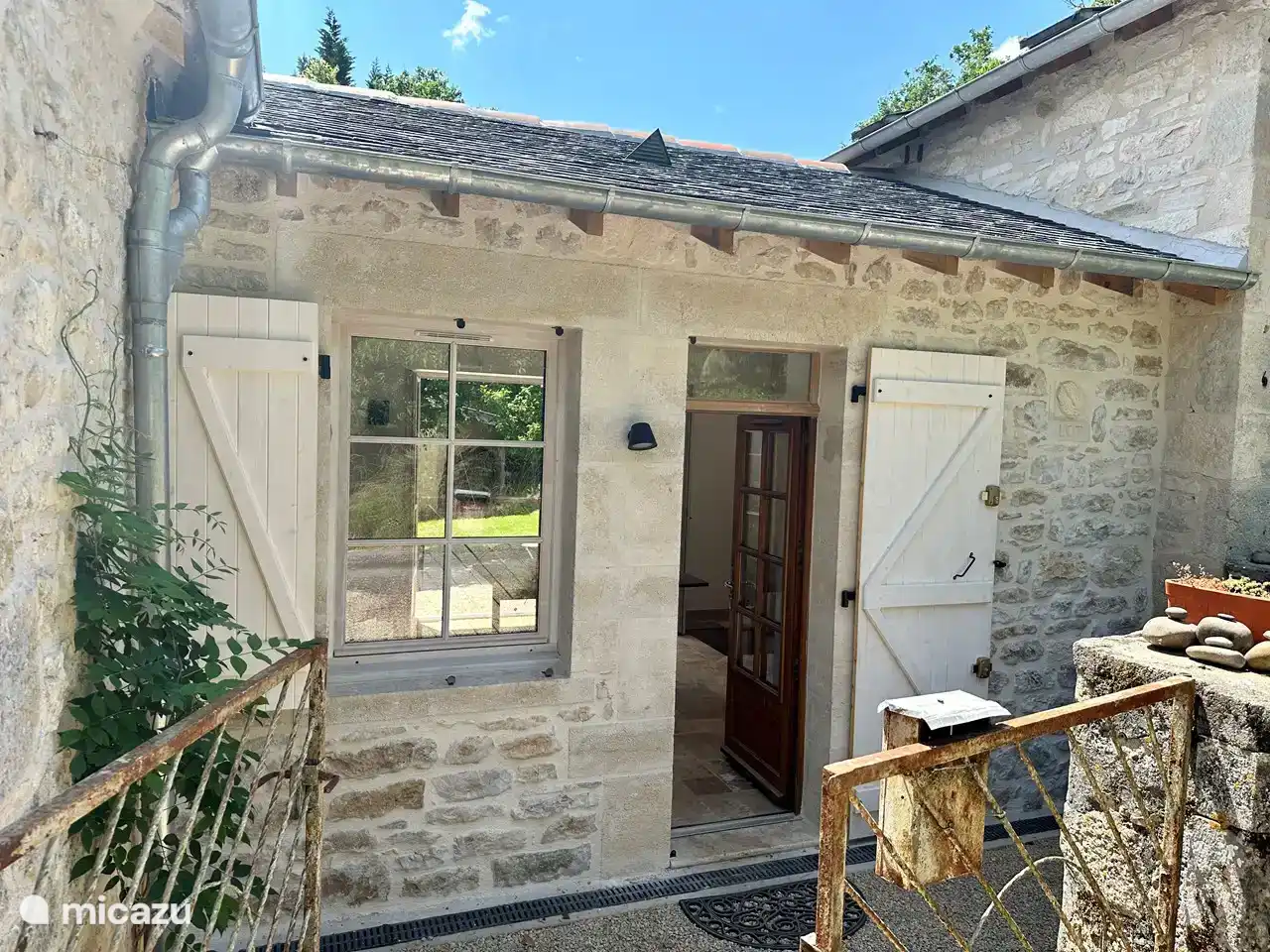 The front door, in the hall, seen from the road.