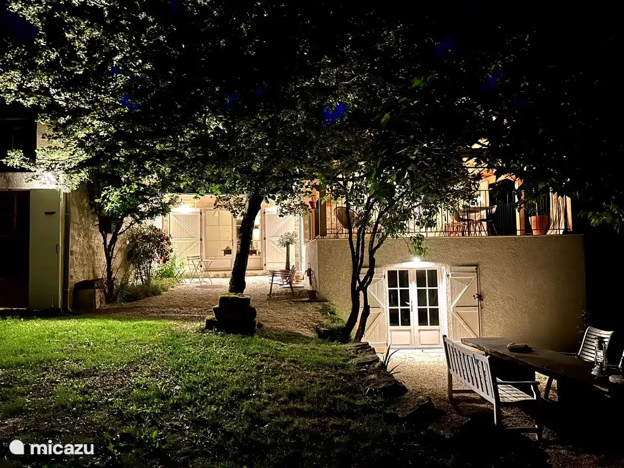 To the left the garden room with the terrace with outdoor bed, in the middle the hall with patio doors and to the right the terrace by the living room / kitchen with the studio underneath.