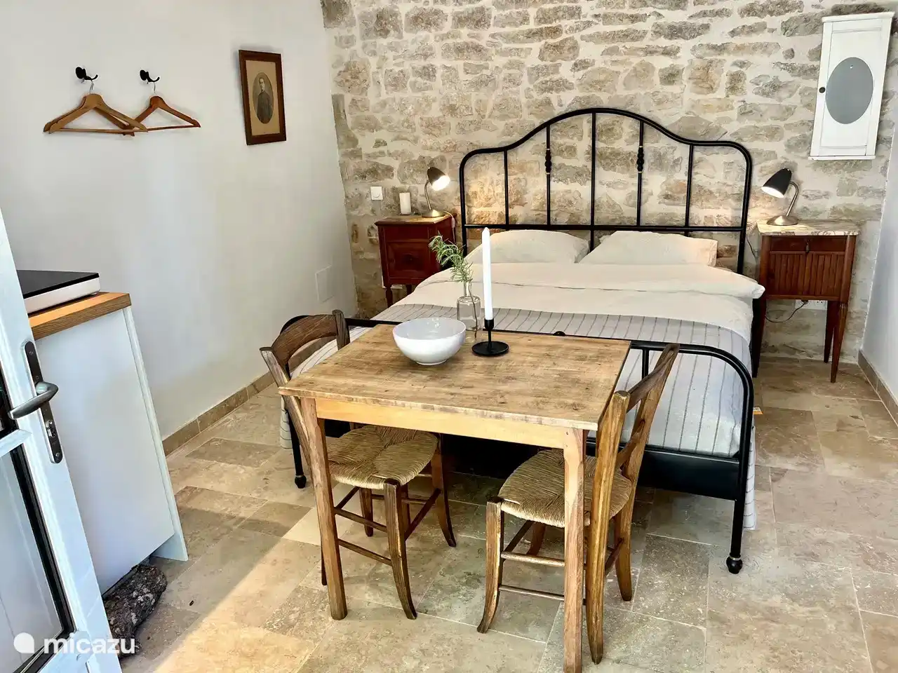 The cozy studio under the covered terrace near the living room/kitchen, with separate entrance, kitchen corner and bathroom with shower, toilet and sink.