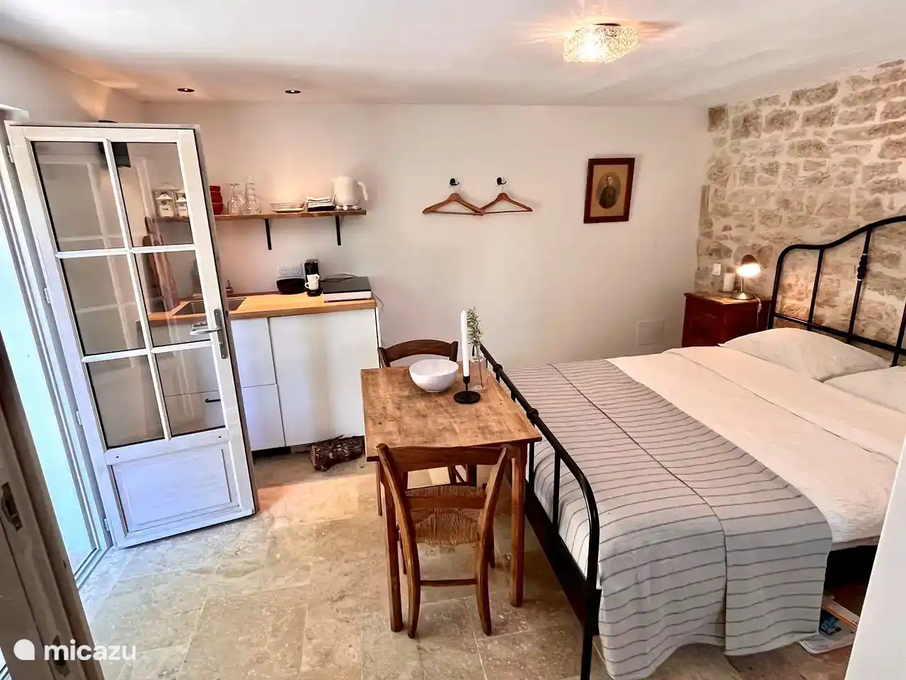 The studio with kitchenette with sink, kettle, nespresso machine, fridge and two induction hobs. The studio is located under the terrace near the living room/kitchen, and has its own entrance. 