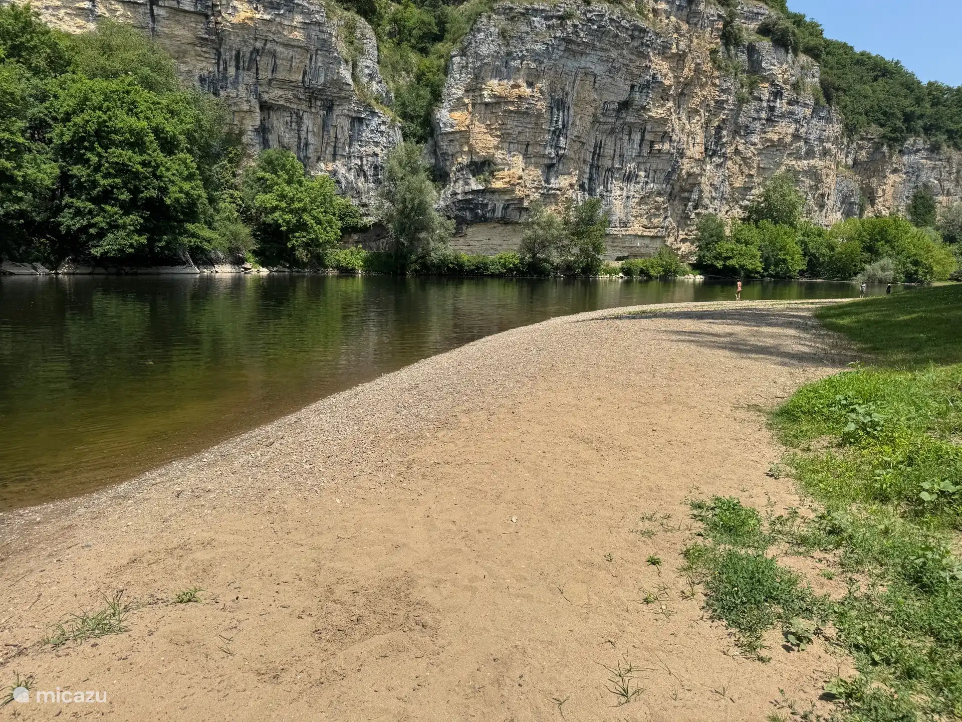 One of the many quiet and beautiful Dordogne beaches 