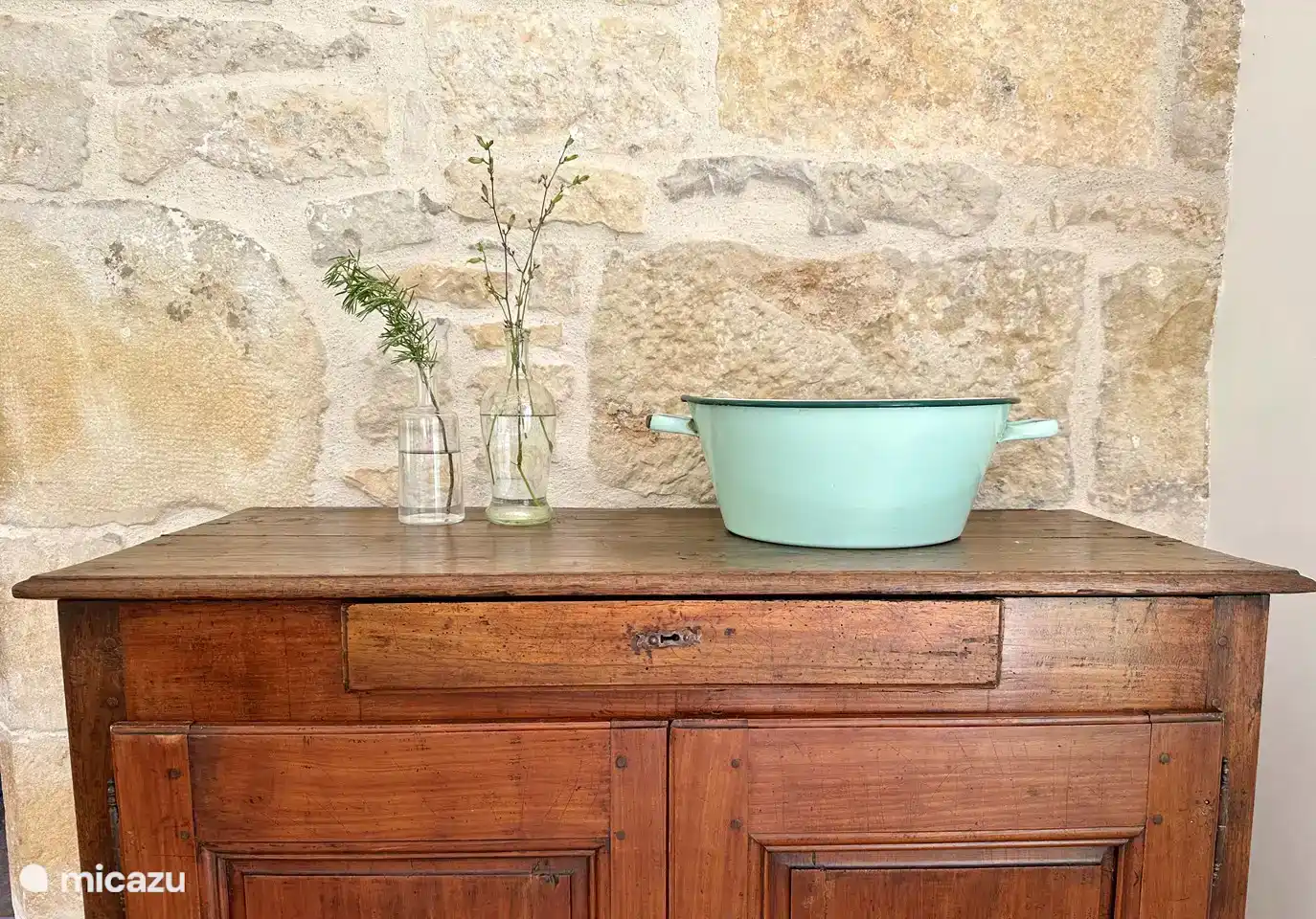 Detail photo of the cupboard in the hall, with leaflets of all the nice things in the region in the blue enamelled box.