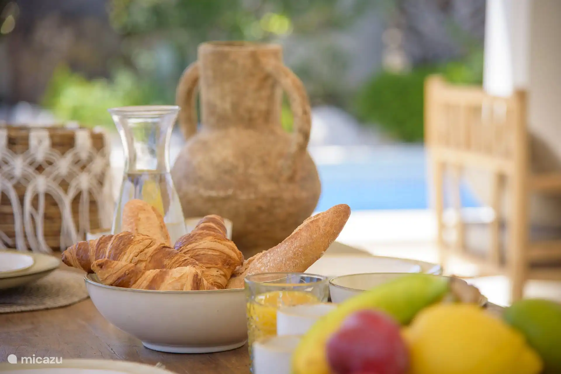 Naya with large dining table for cozy dinners