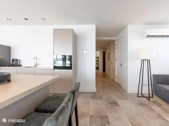Location de Vacances Curaçao, Banda Ariba (est), Bapor Kibra, appartement - Appartement de luxe avec piscine à Mambo Beach  Couloir menant à la cuisine