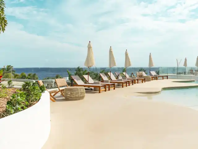 Location de Vacances Curaçao, Banda Ariba (est), Bapor Kibra, appartement - Appartement de luxe avec piscine à Mambo Beach  La vue lorsque la porte coulissante est ouverte.