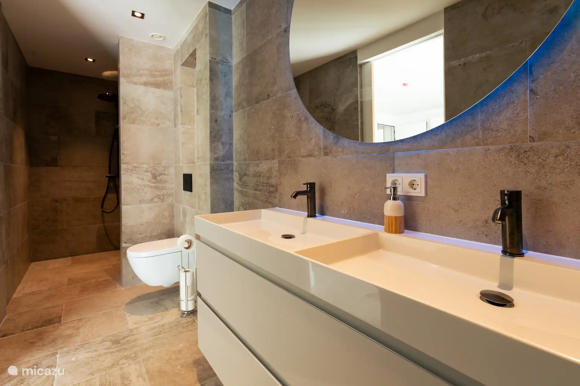 Salle de bain 1, adjacente à la chambre 1.