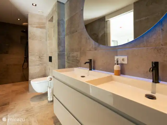 Location de Vacances Curaçao, Banda Ariba (est), Bapor Kibra, appartement - Appartement de luxe avec piscine à Mambo Beach  Salle de bain 1 qui est adjacente à la chambre 1.