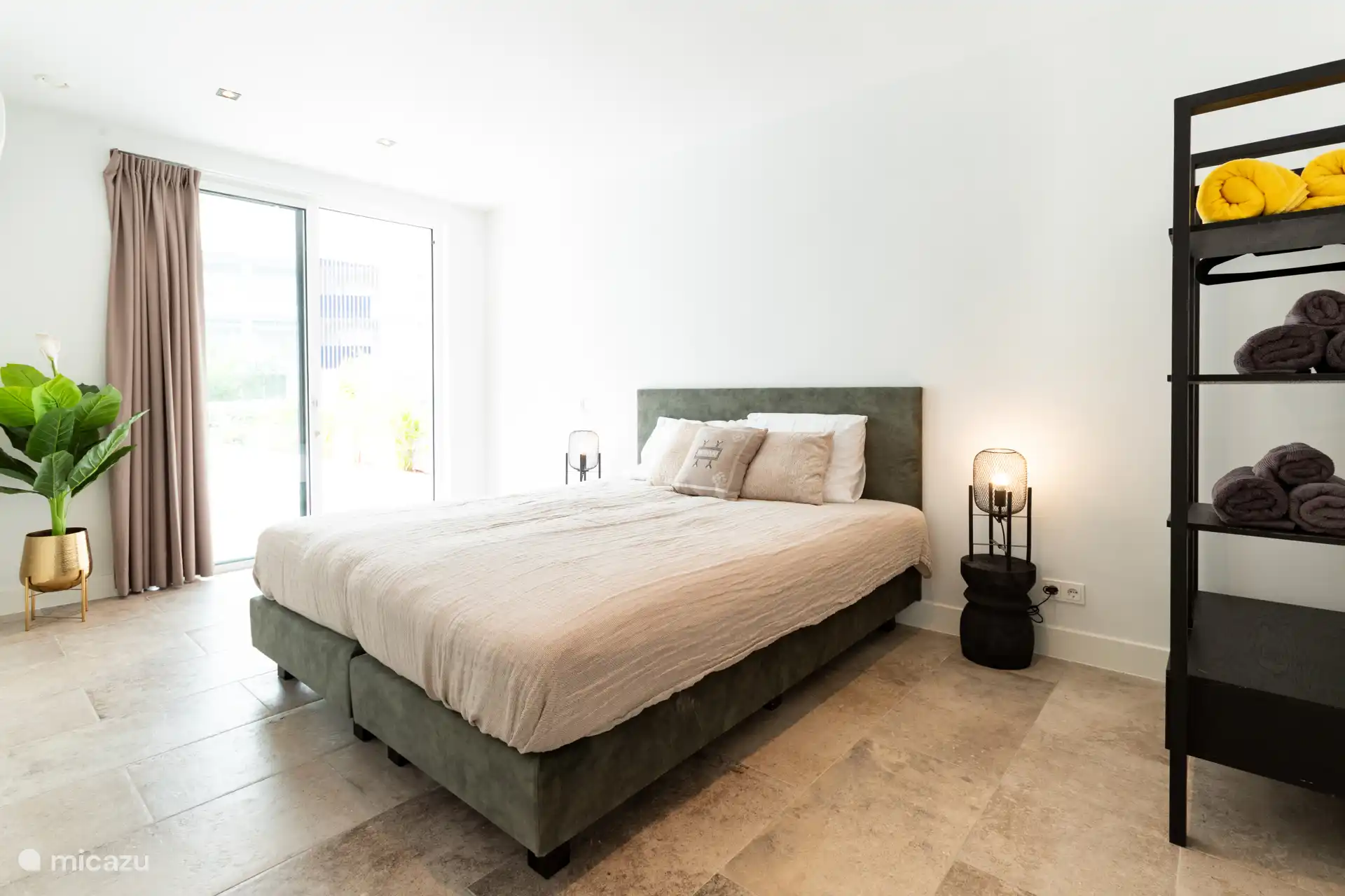 La chambre 2 dispose d’un lit king size et, en option, d’un lit pliant pour une personne.