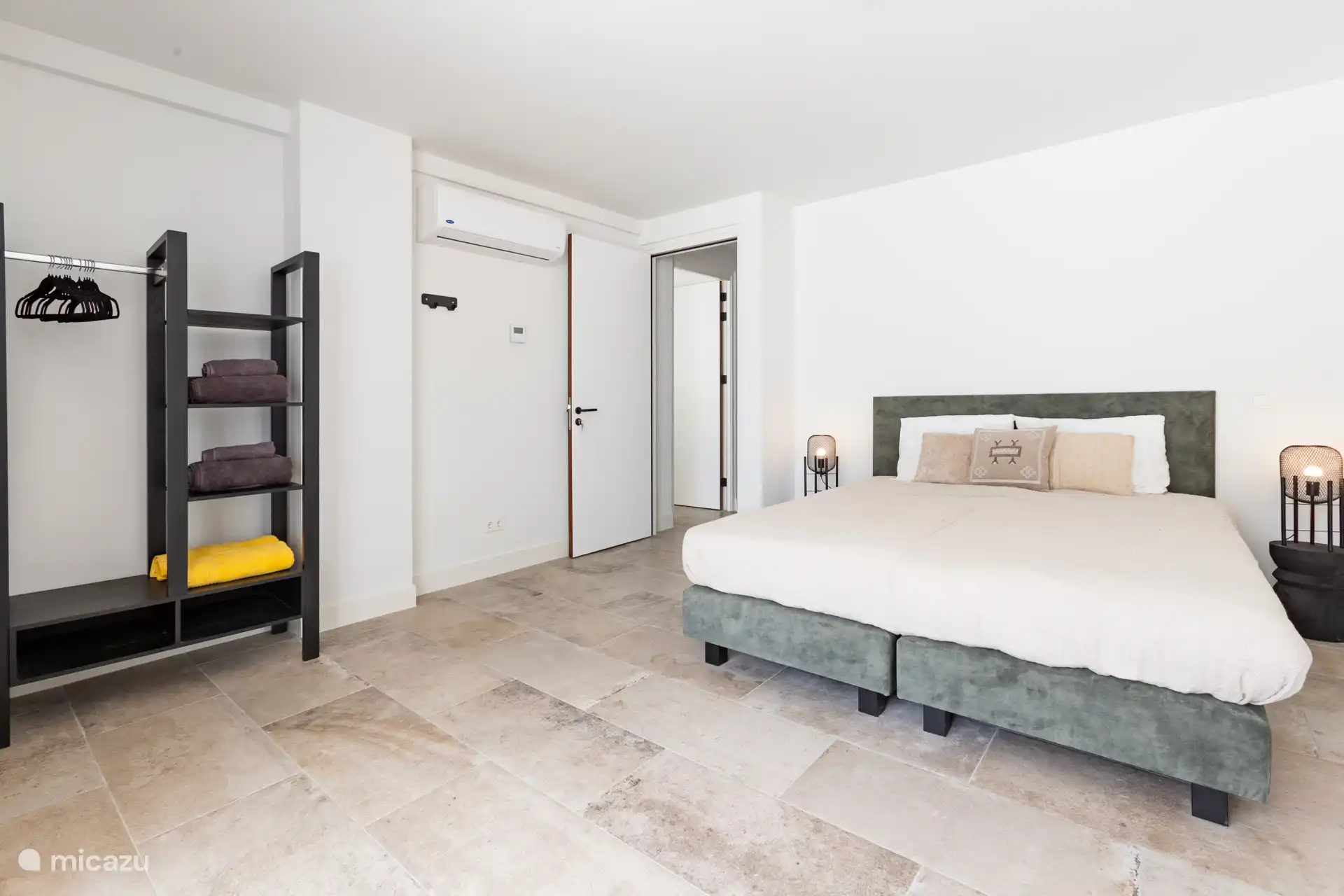 La chambre 1 dispose d’un lit king-size et, en option, d’un lit pliant pour une personne.