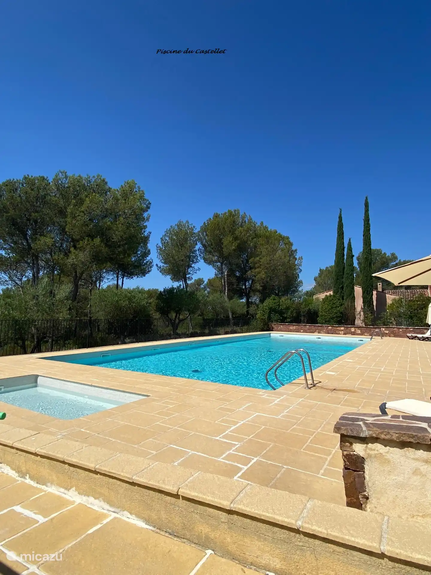 La piscina comunitaria. Situado a unos 500 metros de la casa