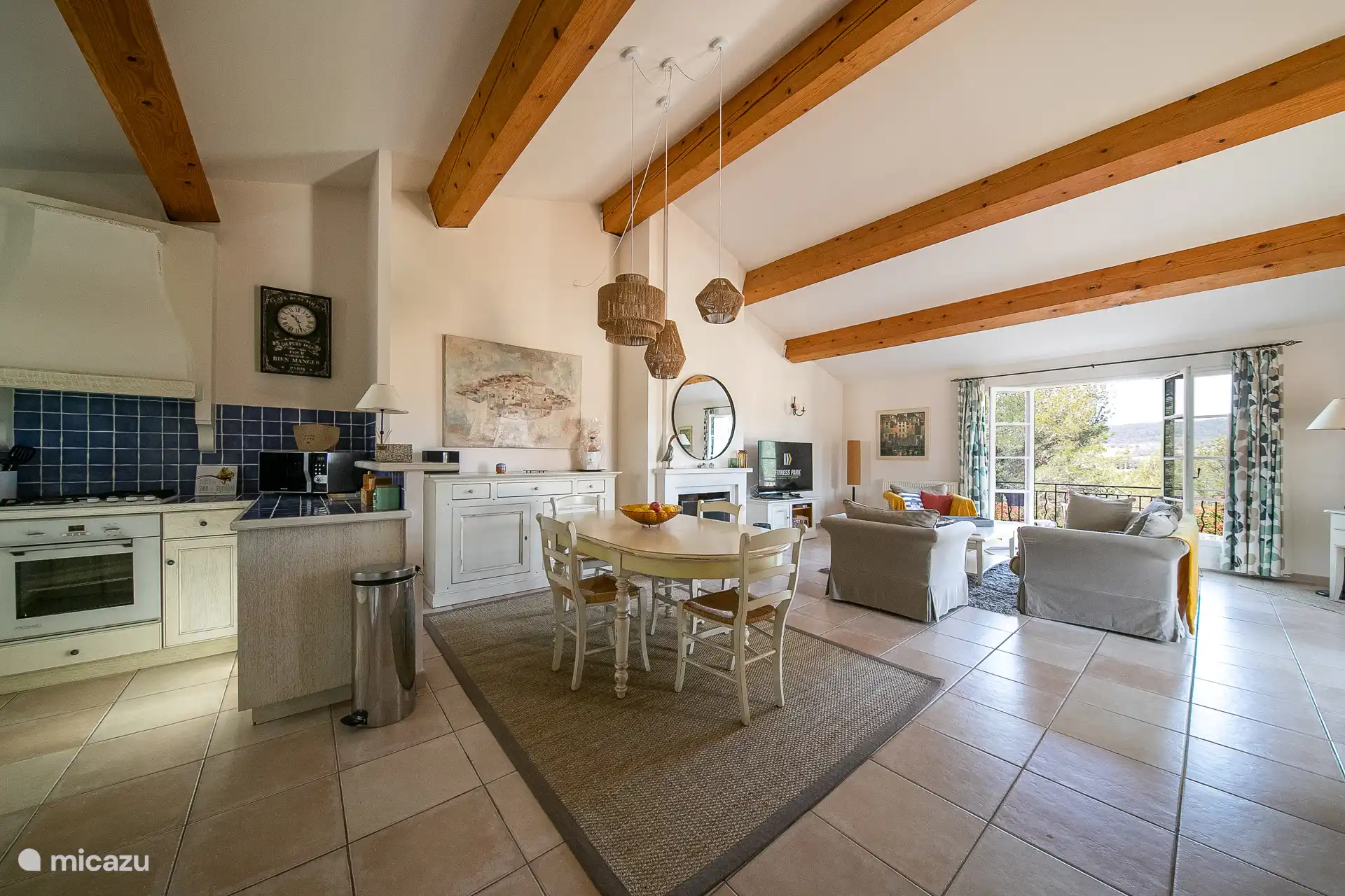 Amplio salón comedor con cocina abierta