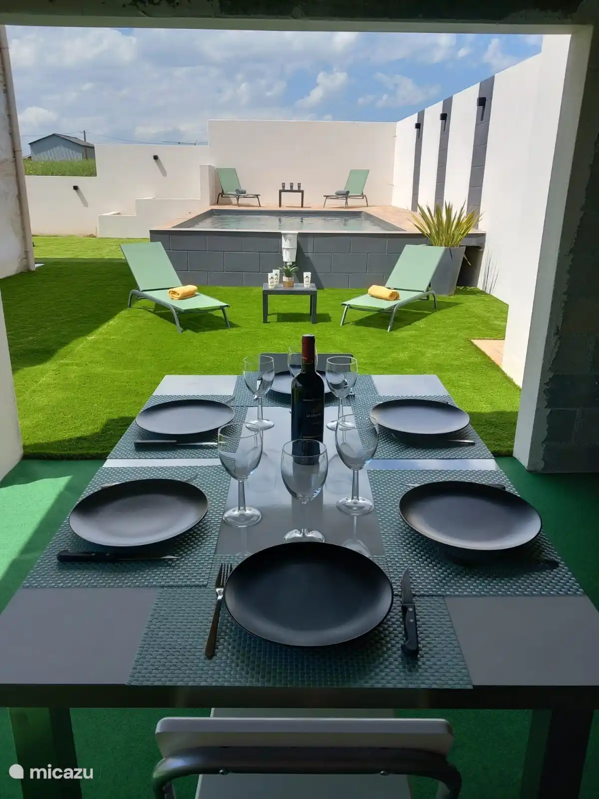 Breakfast with a view of the pool