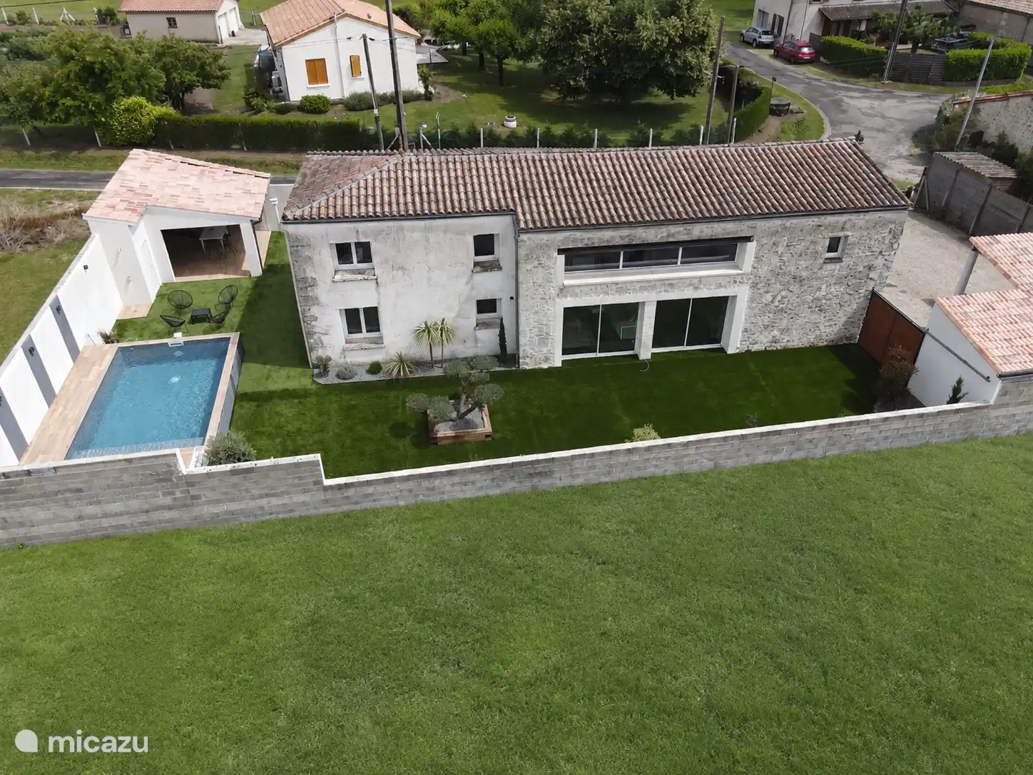 Todo el terreno de la casa de vacaciones con piscina privada