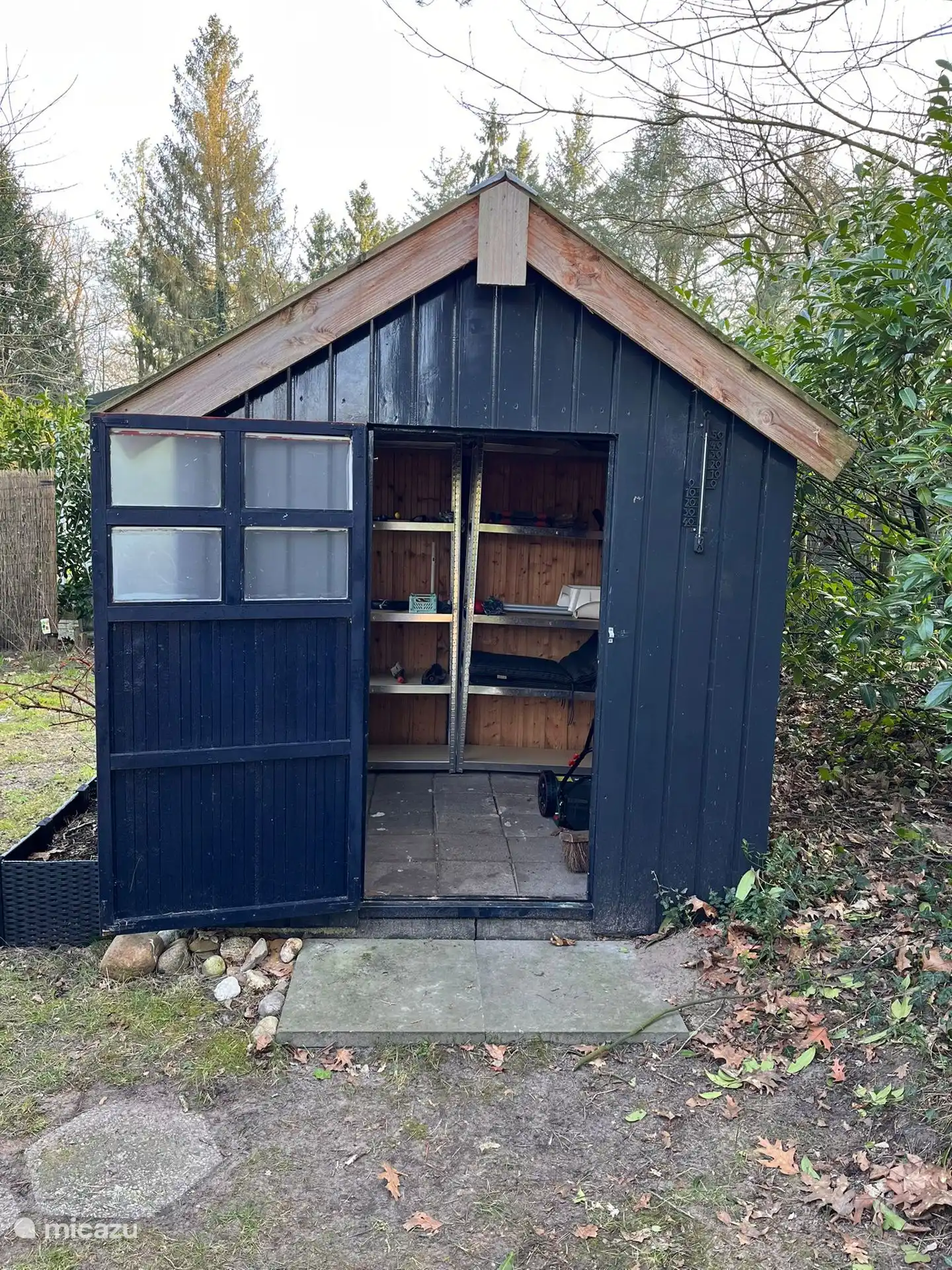 Schuppen für Fahrräder, unter anderem,