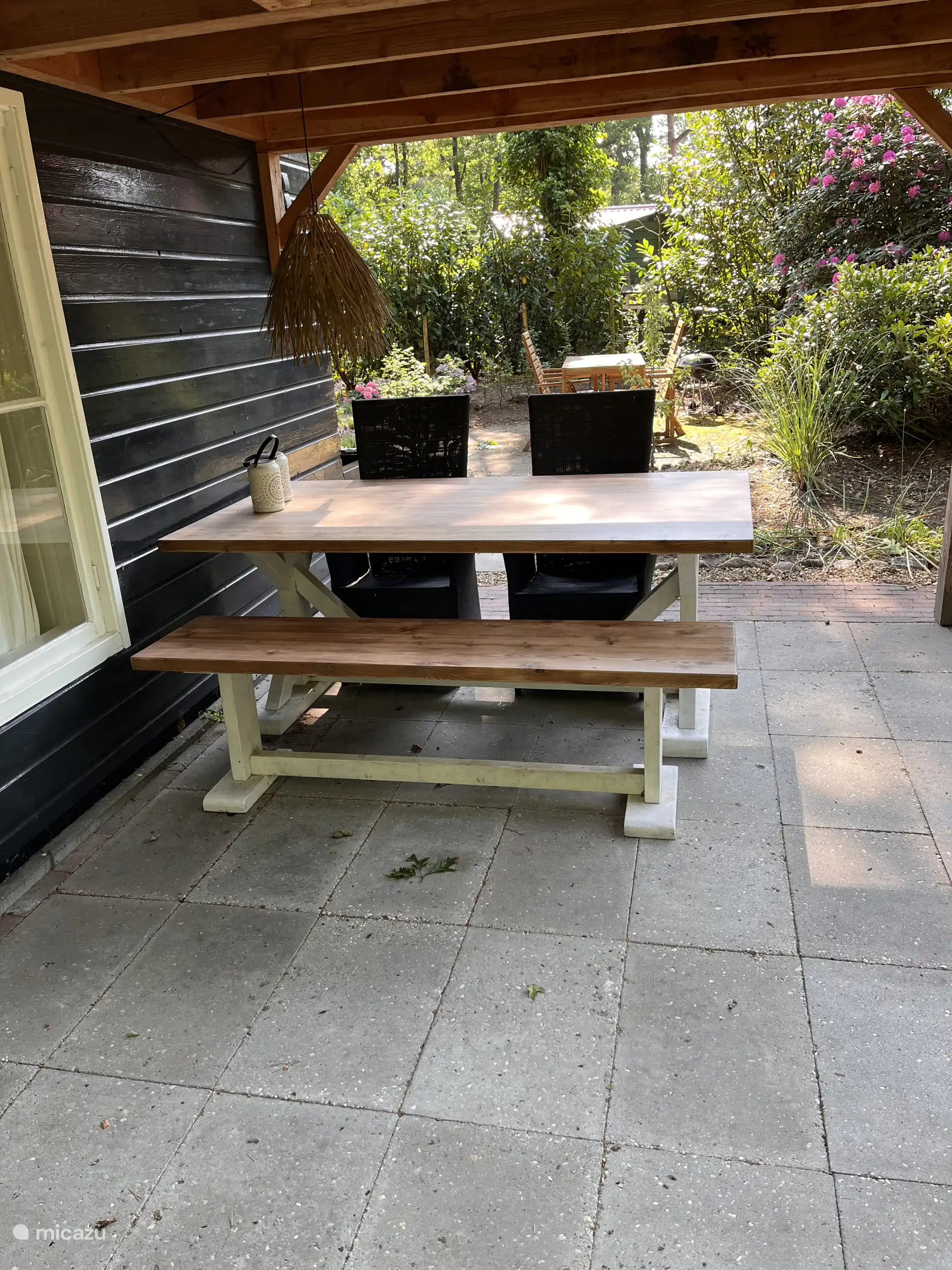 Gartentisch unter Baldachin