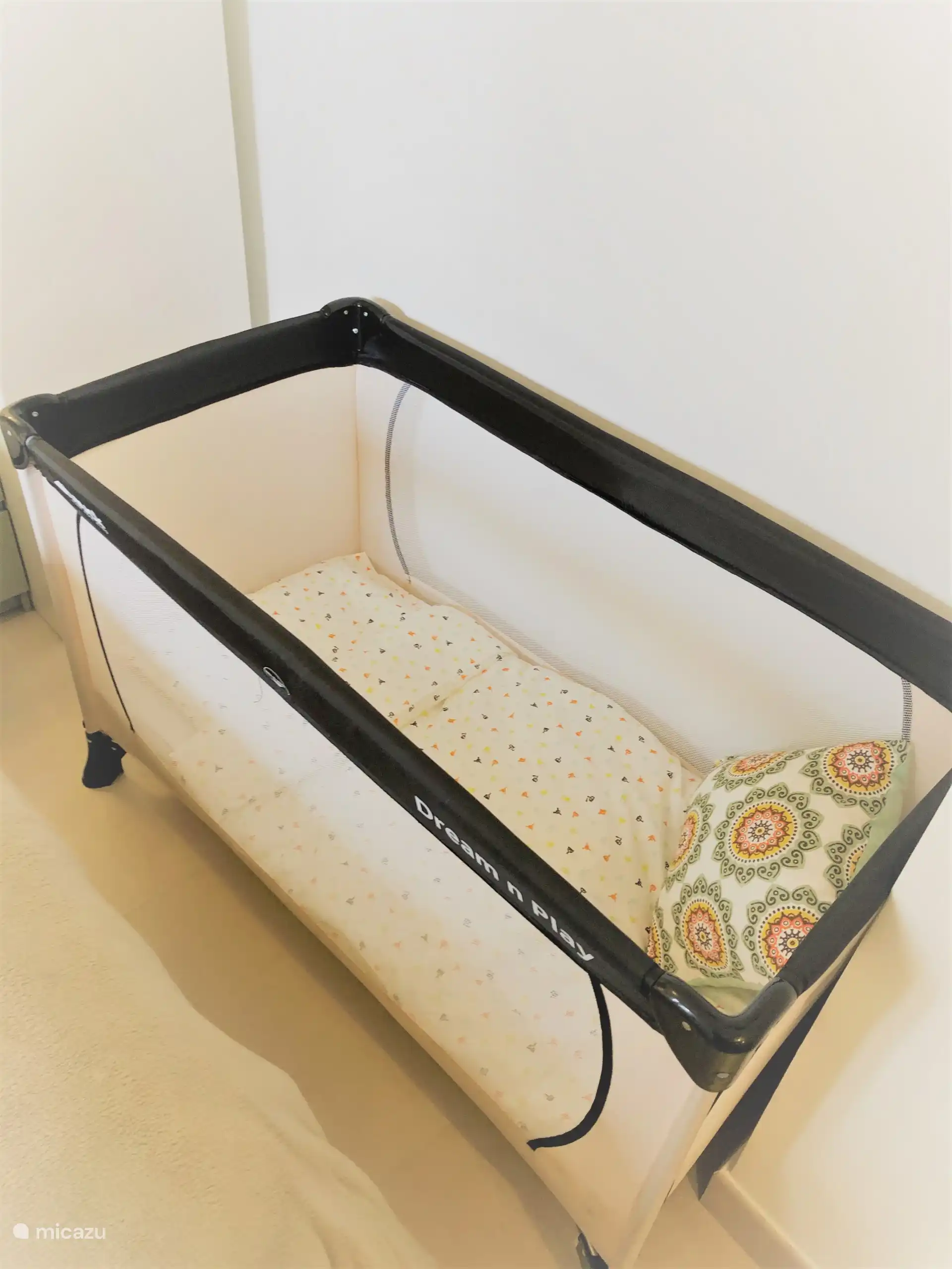 Für unsere kleinsten Gäste haben wir ein Kinderbett und einen Hochstuhl. Das Bett passt in das farbige Badezimmer. 