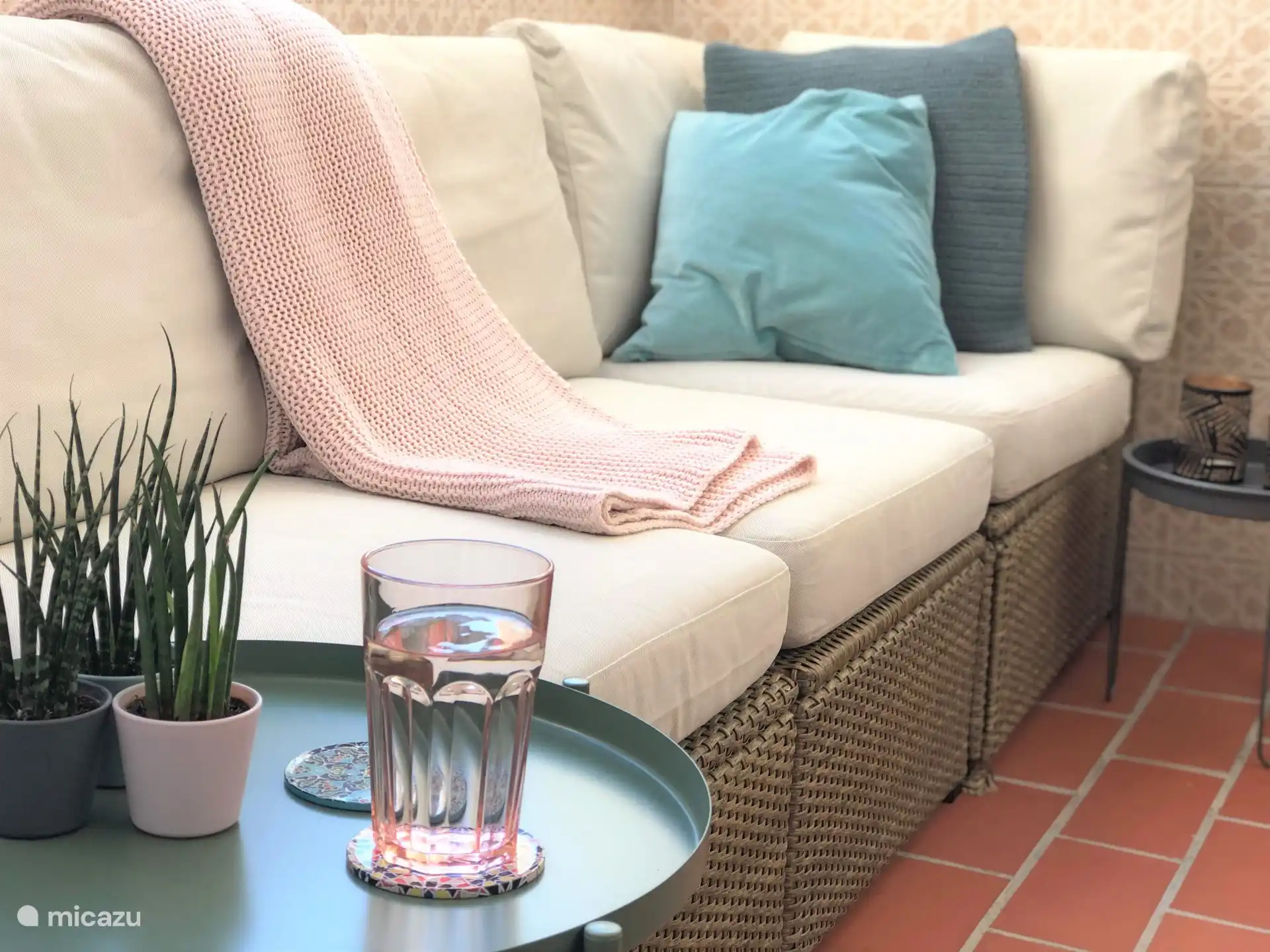 Entspannen Sie sich nach einem Tag voller Sightseeing auf dem Lounge-Sofa auf der Terrasse. 