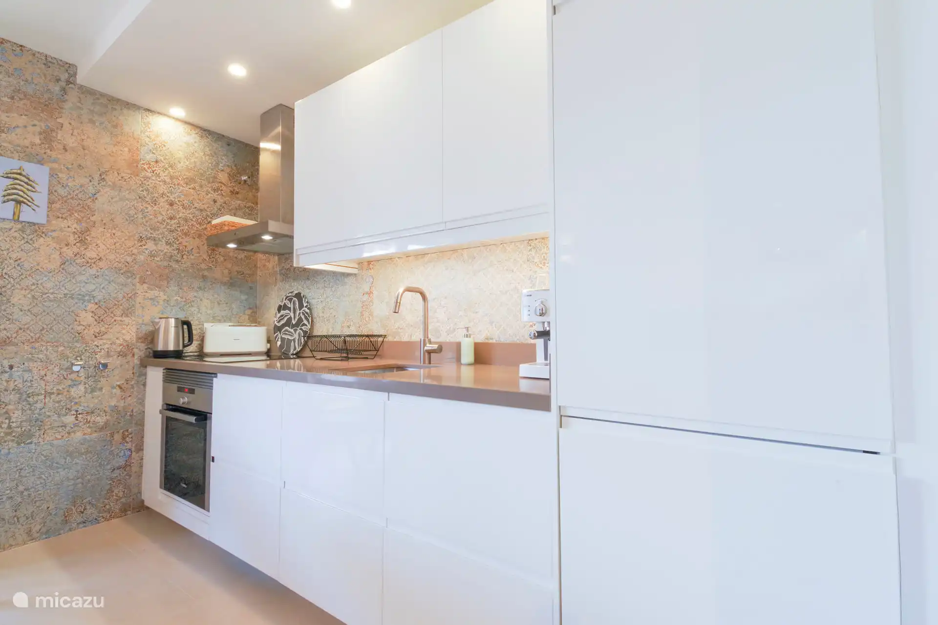 Die Küche ist sehr voll ausgestattet. Kühlschrank mit Gefrierfach, Geschirrspüler, Backofen, Induktionskochfeld und Mikrowelle. Ausreichend Teller, Gläser, Besteck, Messer, Schüsseln, (Bratpfannen) usw.