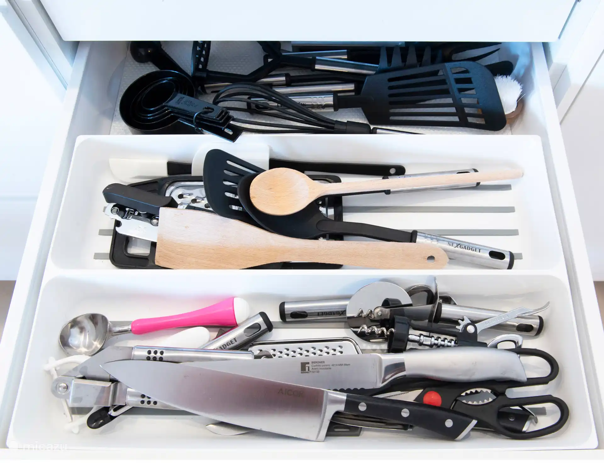 Auch reichlich Küchenutensilien, Teller, Schüsseln, Pfannen etc. 