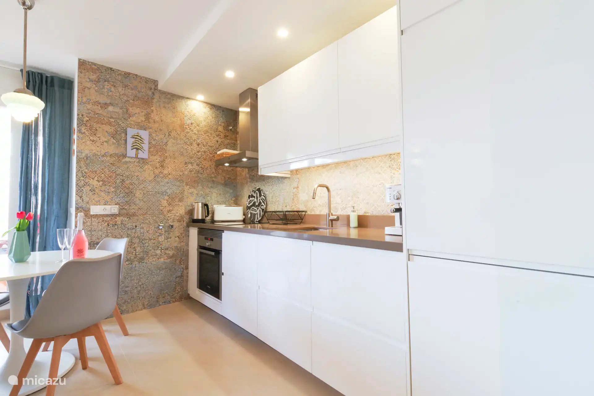 In dieser Küche werden Sie nichts falsch machen. Wir haben sogar einen Brita-Filter, so dass Sie kein Wasser in Flaschen kaufen müssen. 