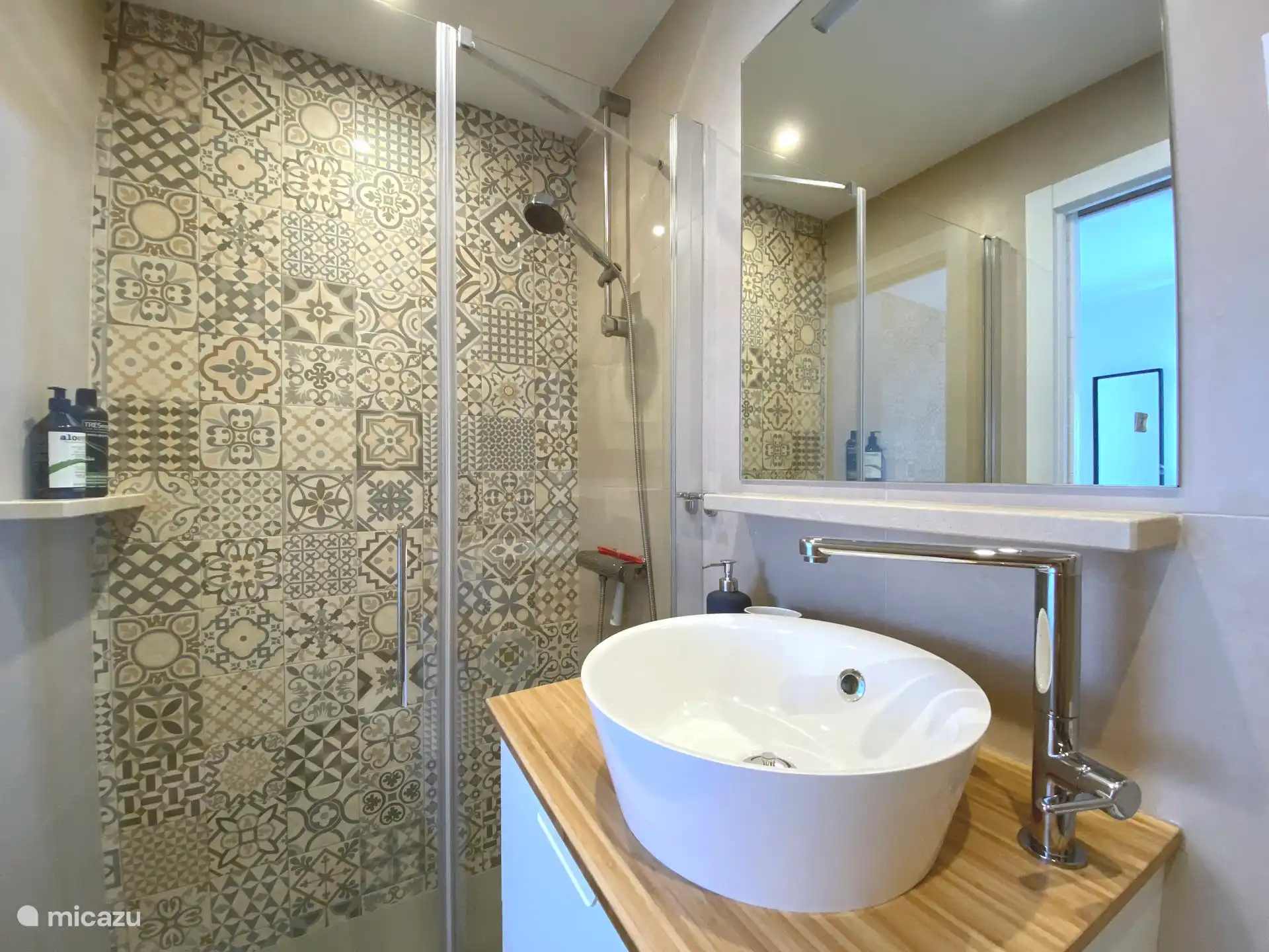 Beide Schlafzimmer verfügen über ein eigenes Bad. Dieser ist mit einer geräumigen begehbaren Dusche, einem WC, einem Waschbecken mit zwei großen Schubladen und Heizkörperheizung ausgestattet.