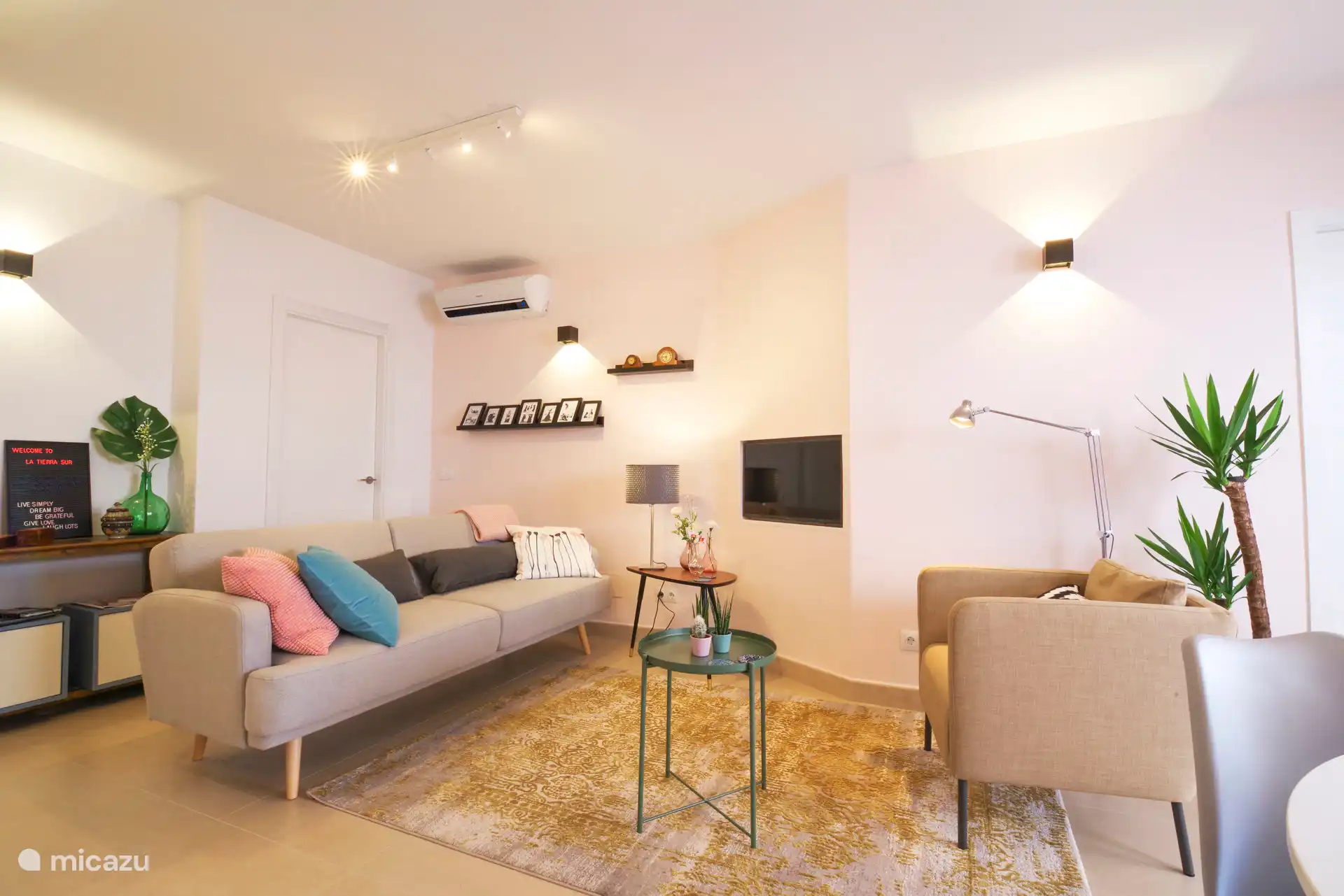 Das Wohnzimmer ist ein schöner Ort zum Entspannen oder Fernsehen. 