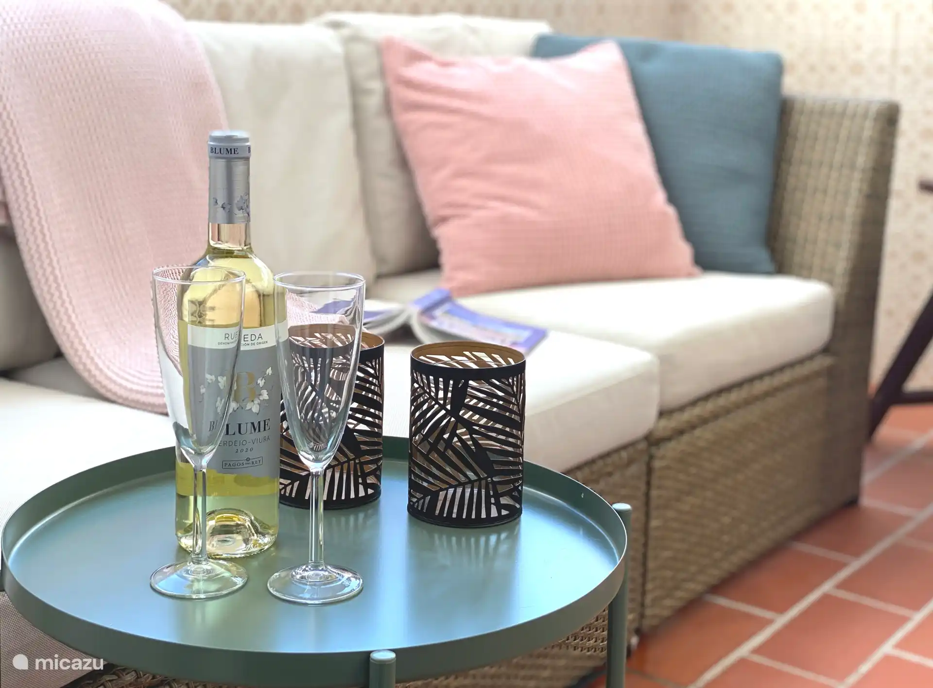 Zu einer Städtereise gehören auch Momente der Entspannung. Das ist auf unserer Terrasse möglich. Mit einem verstellbaren großen Sonnenschutz für die heißen Tage. 