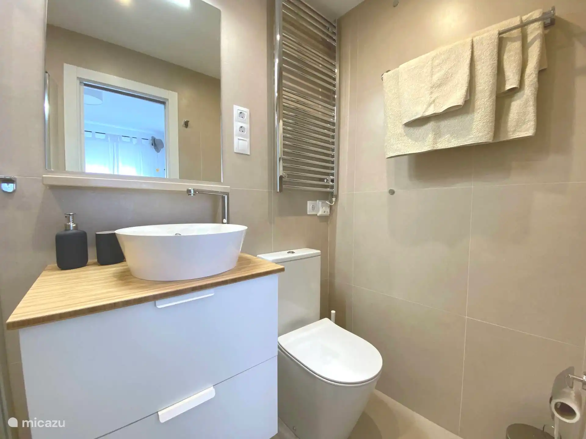 Die Badezimmer sind mit elektrischen Handtuchwärmern ausgestattet. 