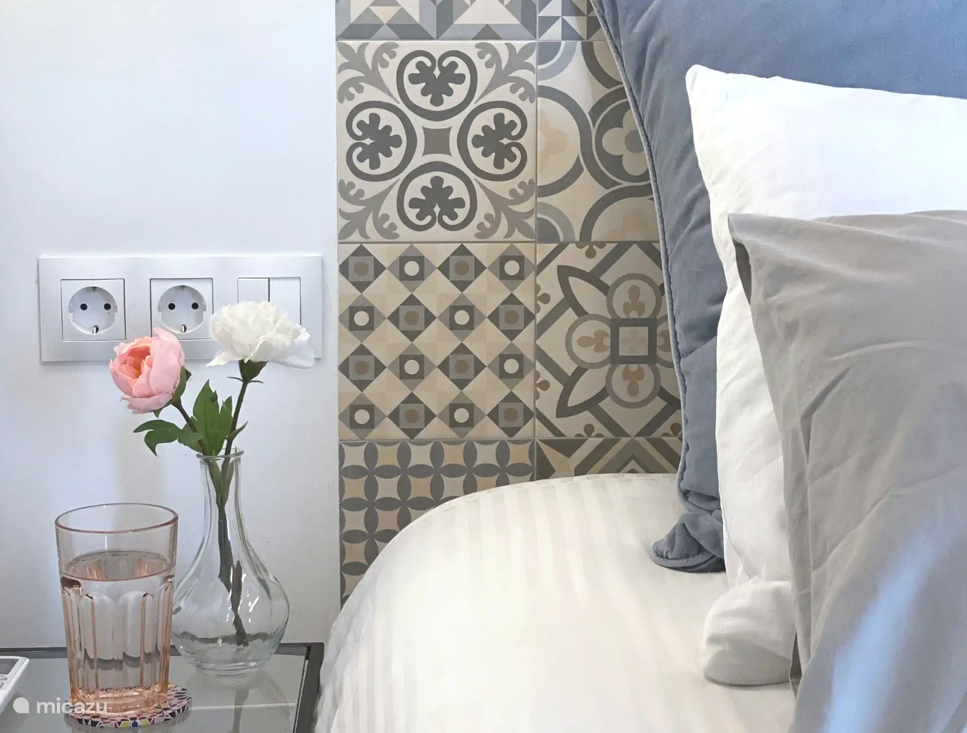 Am Bett befinden sich zwei Steckdosen für Wecker und Telefon sowie ein Hotelschalter für die Hauptbeleuchtung und die Nachttischlampe. 