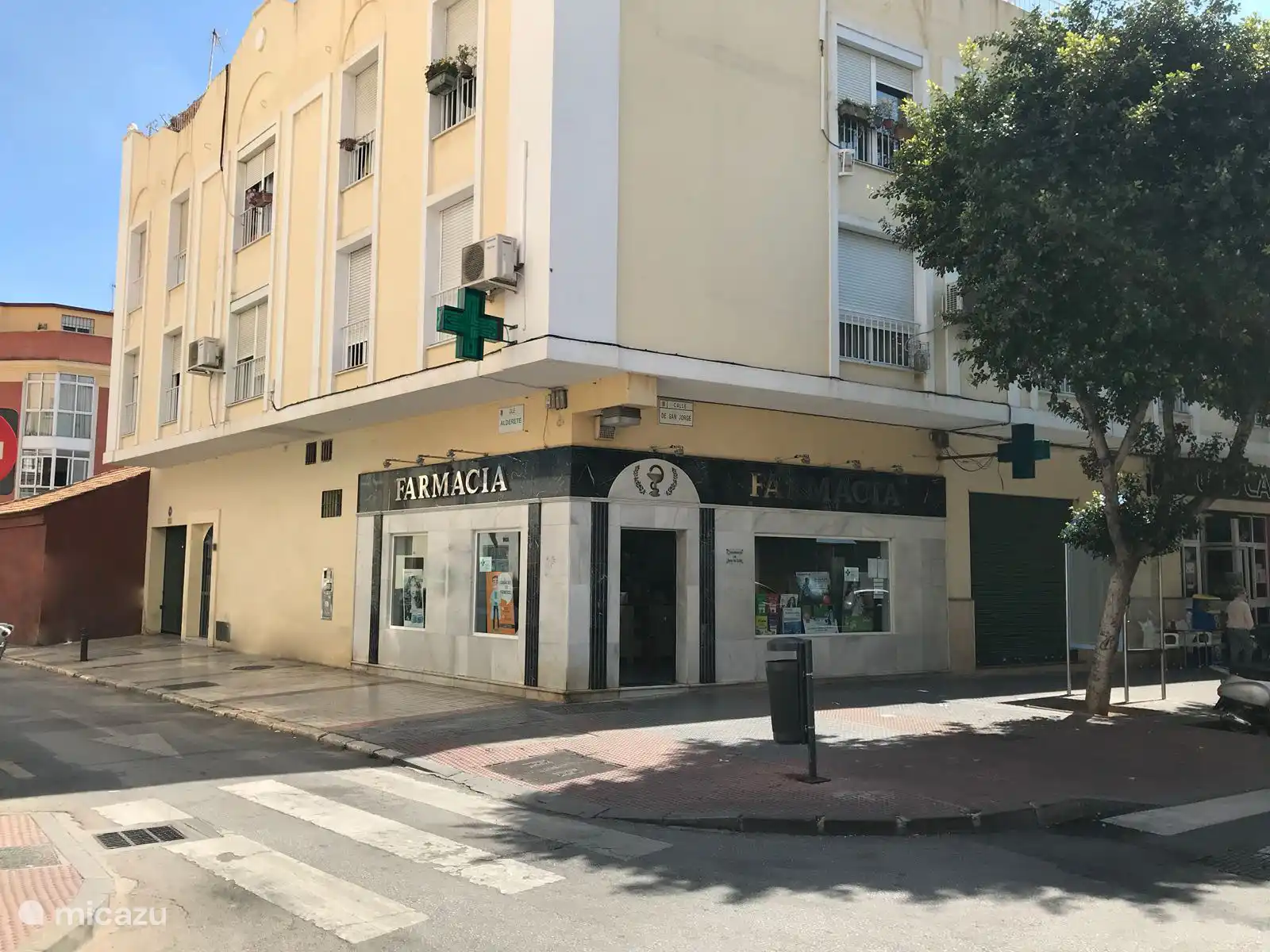 Unsere Wohnung befindet sich im Inneren, wie man es in Spanien nennt. Das bedeutet, dass sich die Fenster nicht am Straßenrand befinden. So schön ruhig!