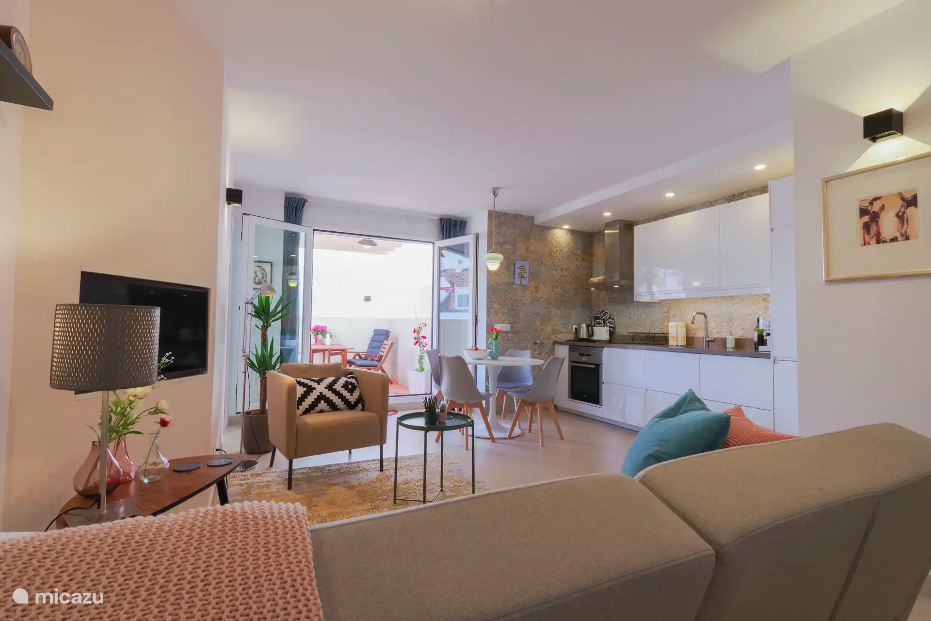 Ein gemütliches Wohnzimmer, ausgestattet mit einem 3-Sitzer-Sofa und einem Sessel sowie verschiedenen Beistelltischen. Stimmungsvolle Beleuchtung, aber auch Beleuchtung zum Lesen oder Spielen eines Spiels.  