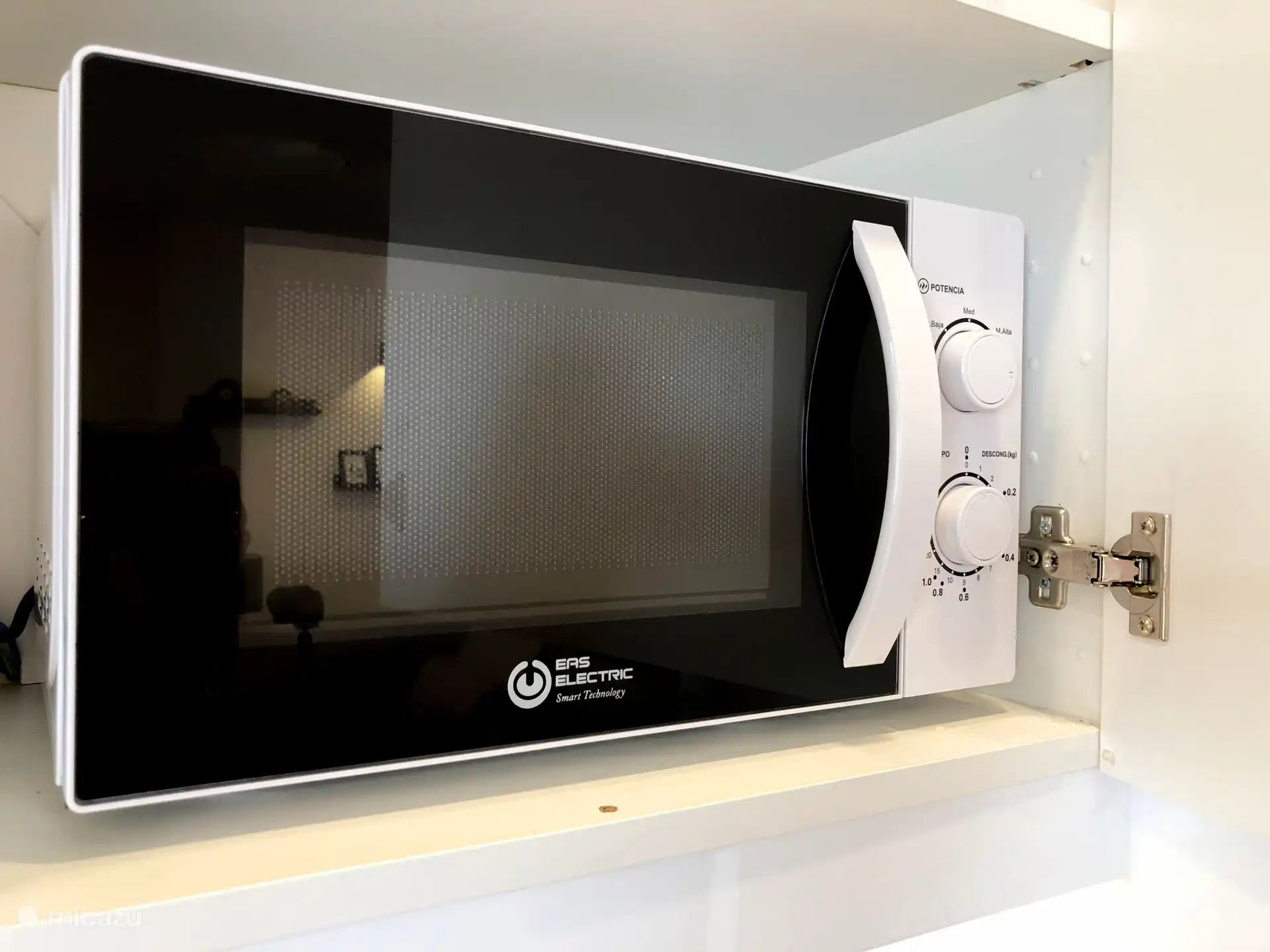 Mikrowelle zum Erwärmen einer Mahlzeit oder einer Babyflasche. 