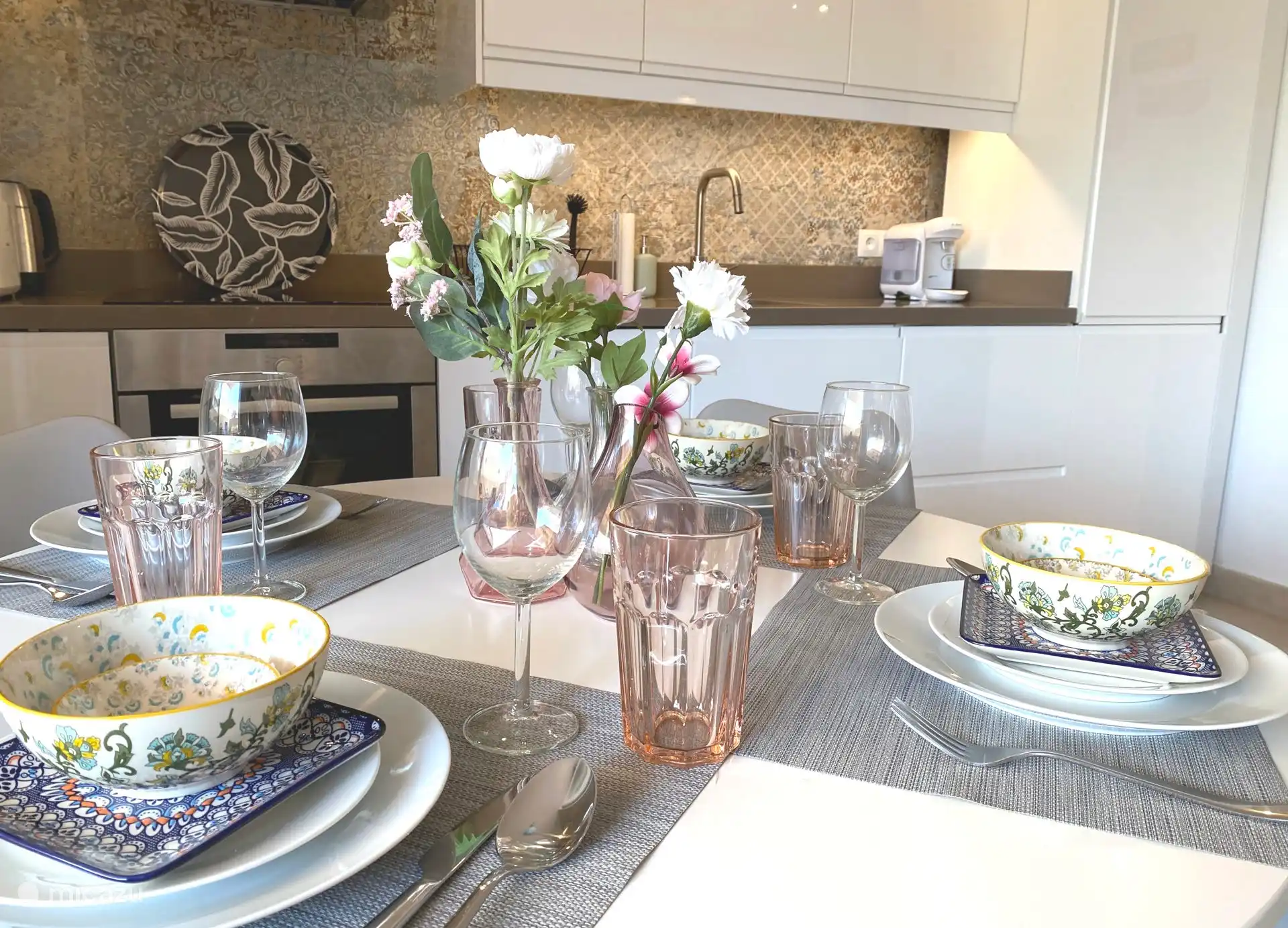 Ein schöner Ort zum Frühstück, Mittag- und Abendessen oder zum Arbeiten (online). 