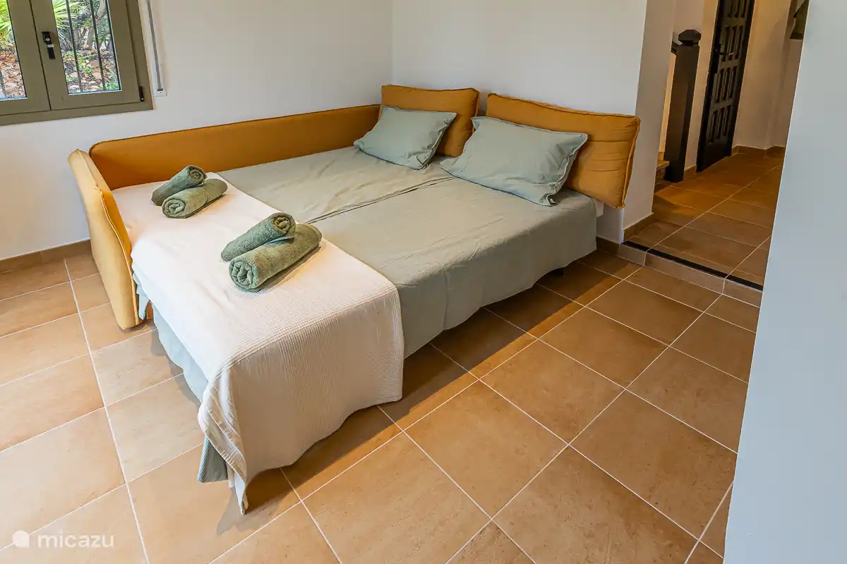 Convertible en canapé-lit de luxe avec matelas pleins.