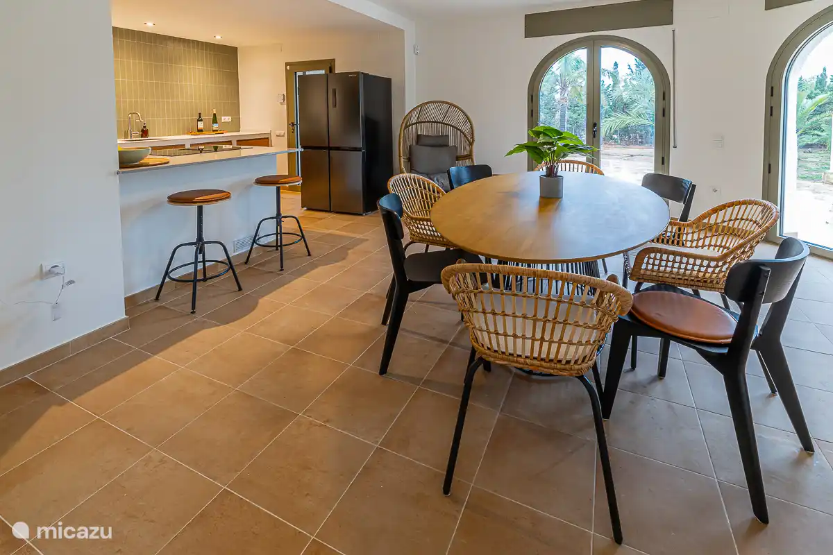 salon, table à manger et cuisine